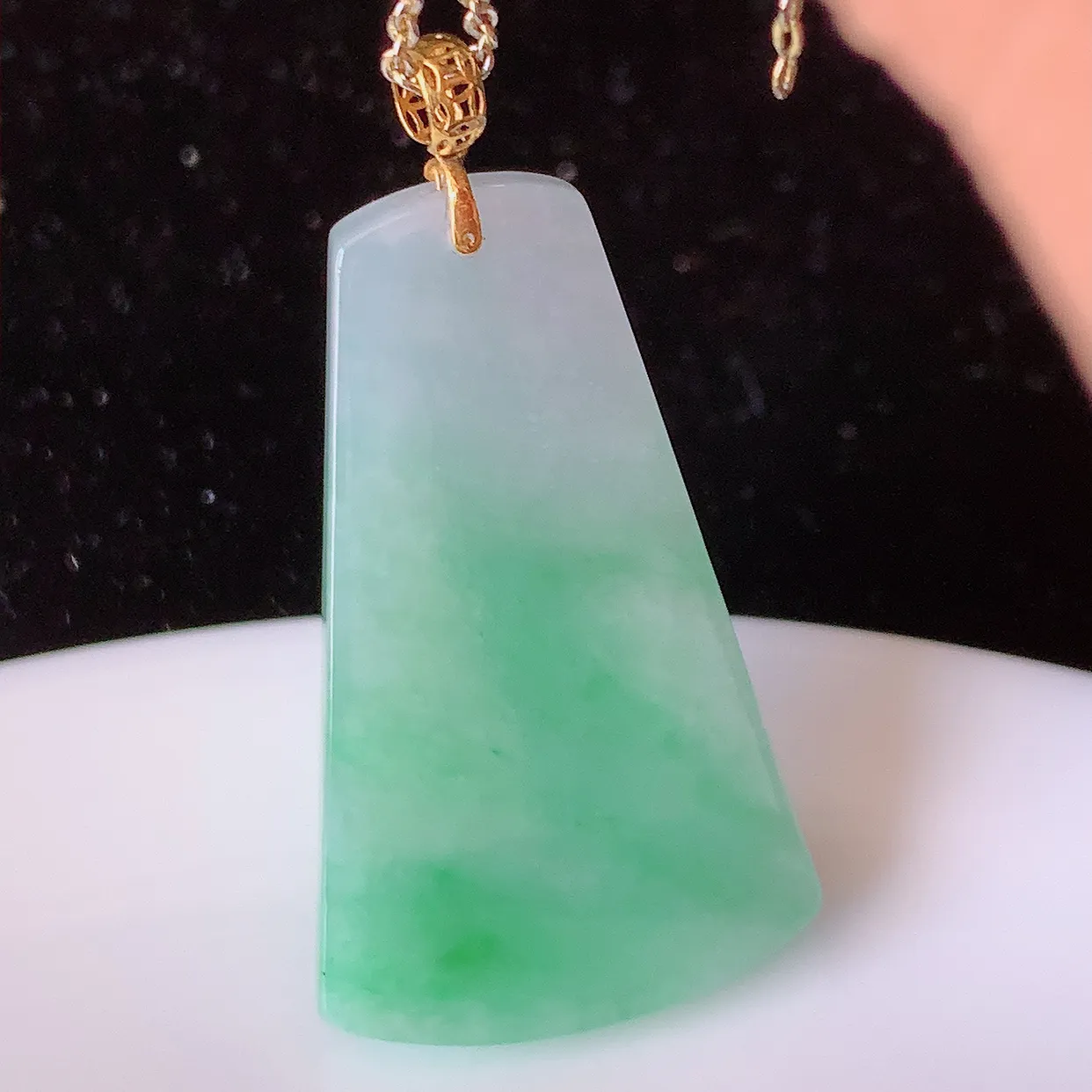 18K金镶嵌冰润飘绿翡翠平安无事牌吊坠，平平安安，无事牌翠色灵动， 佩戴平安时尚！#41.15