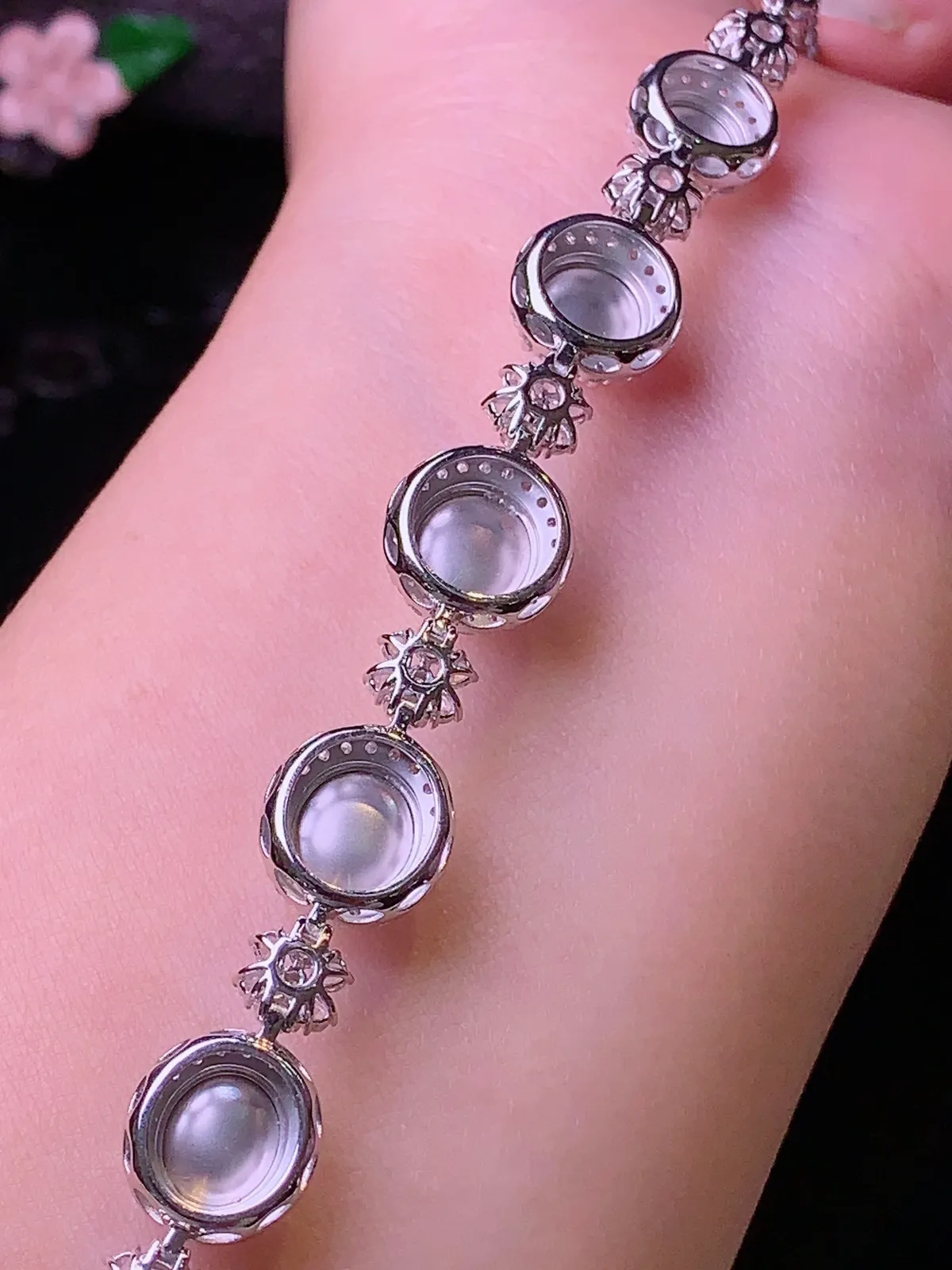 18k金钻镶嵌冰种蛋面手链 玉质细腻 色泽清新艳丽 整体尺寸96.6*11*8.2