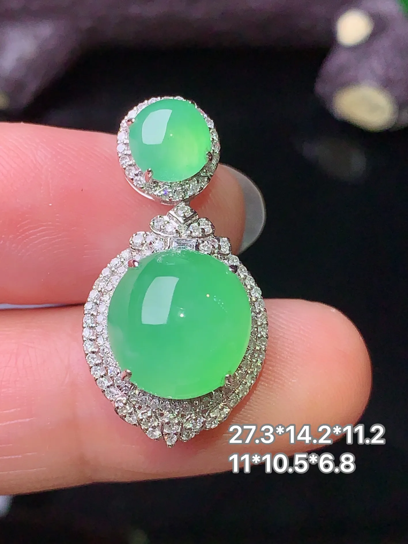 18k金钻镶嵌翠绿蛋面吊坠 玉质细腻 色泽清新艳丽 整体尺寸27.3*14.2*11.2