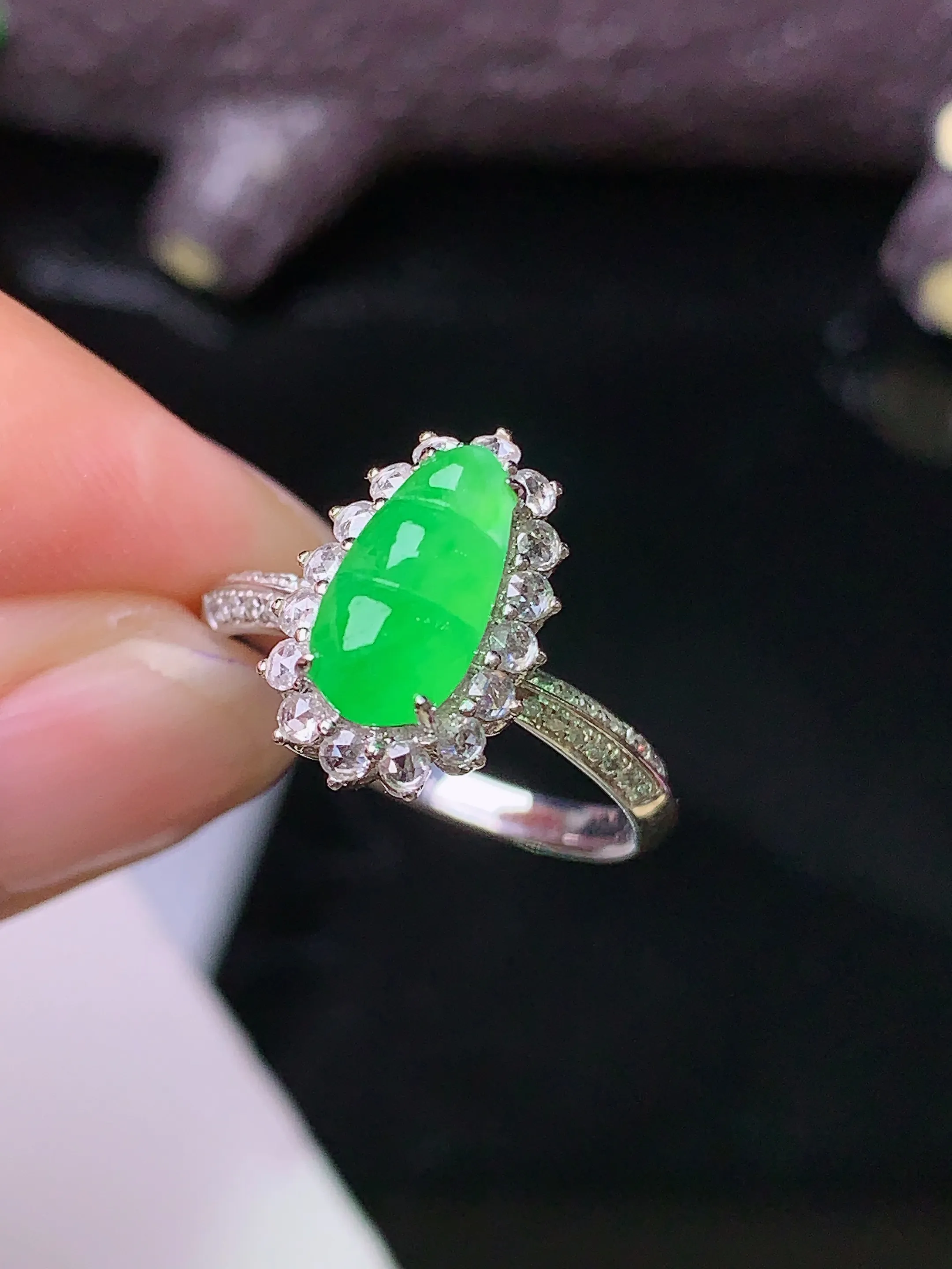 18k金钻镶嵌翠绿四季豆戒指 玉质细腻 色泽清新艳丽 圈口13.5 整体尺寸13.7*9.2*8.8