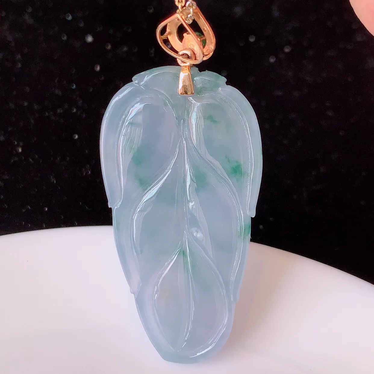 自然光实拍，18K金镶嵌冰种紫罗兰飘花翡翠叶子吊坠，寓意“大业有成，一夜成名，金枝玉叶”水润叶子，翡