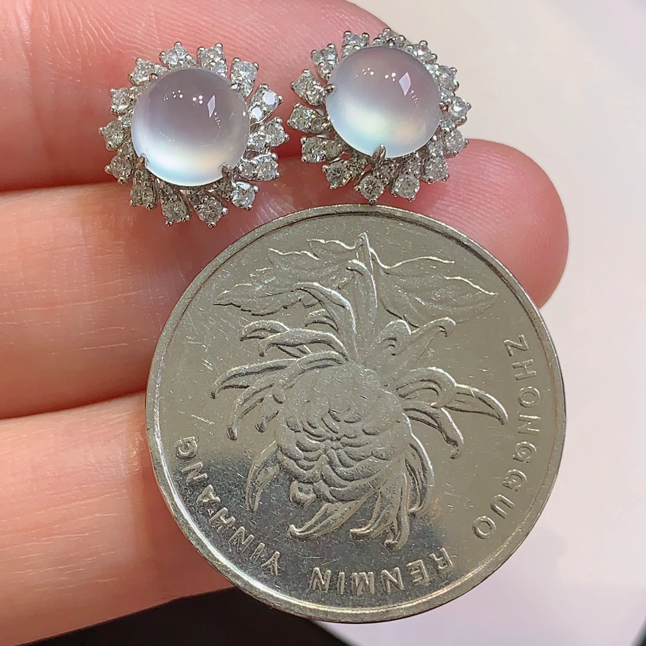 18k金钻镶嵌冰种蛋面耳钉 玉质细腻 色泽清新艳丽 整体尺寸11.2*7.5