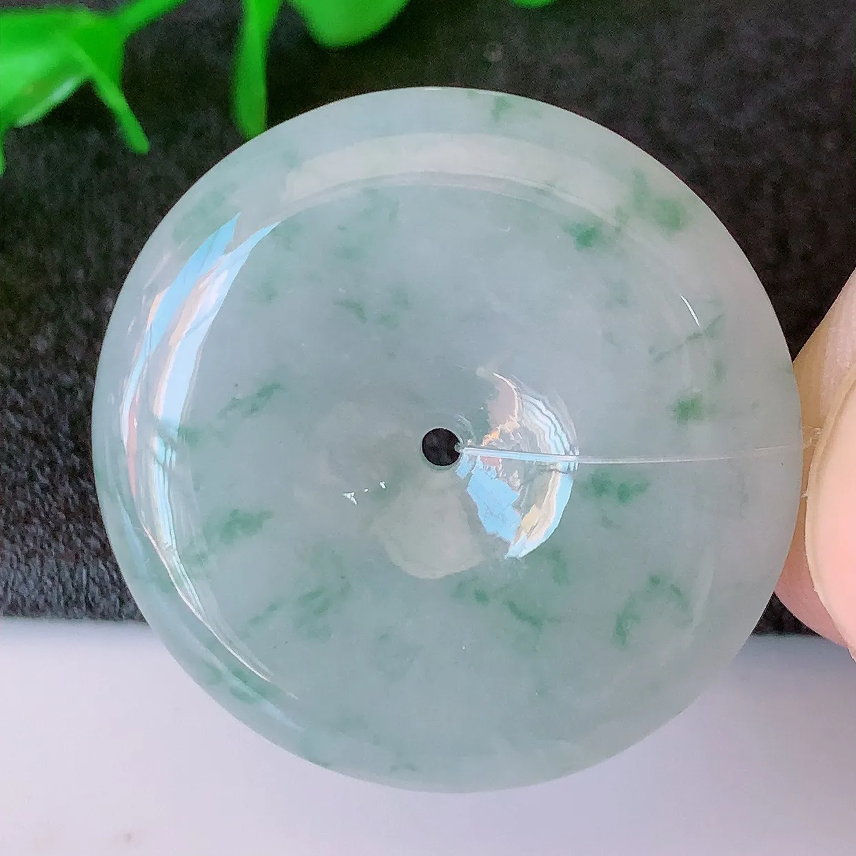 自然光实拍，冰飘花翡翠平安扣吊坠，翠色灵动，种老水足，寓意好，品相佳，佩戴佳品！#49.15