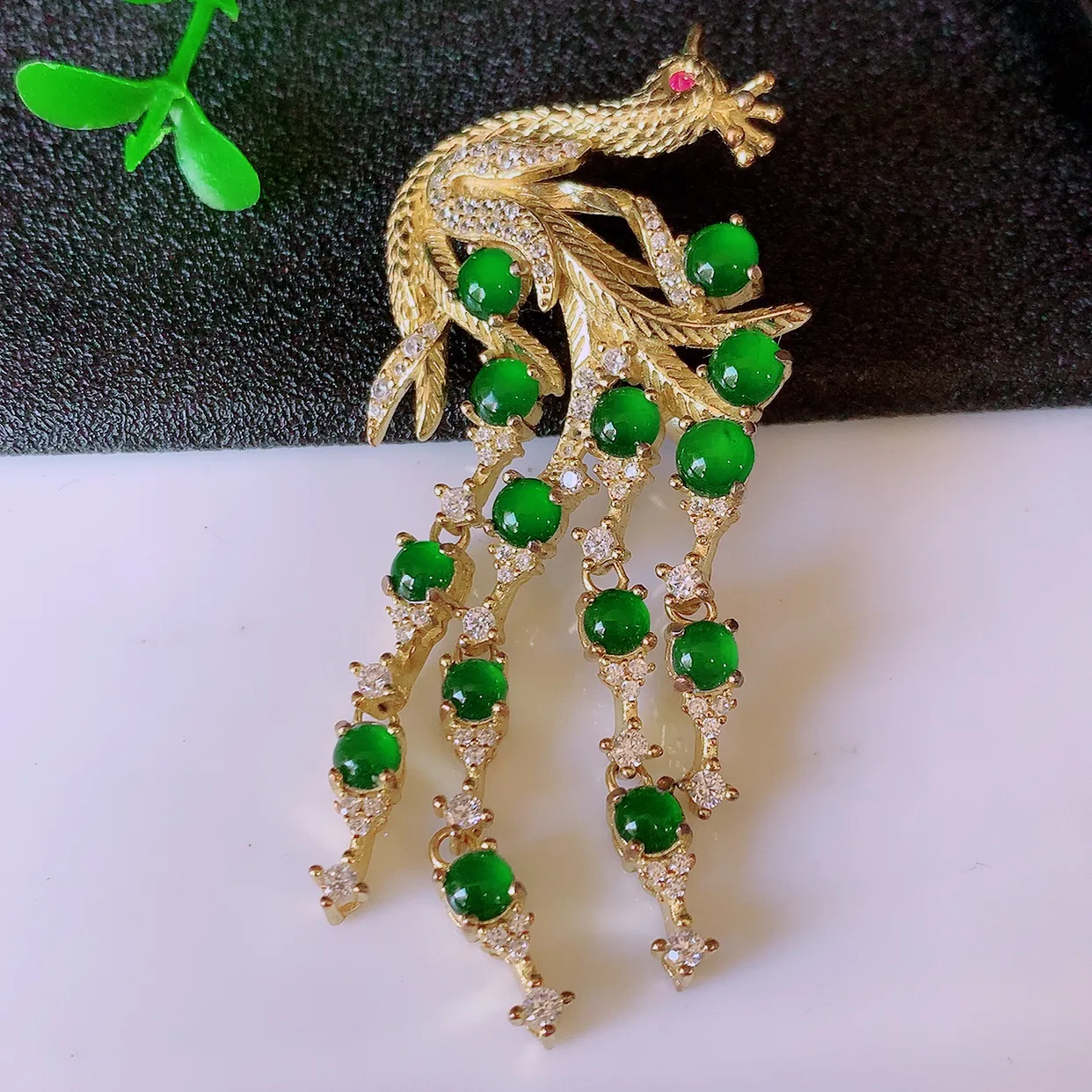 冰透满绿翡翠925银镶嵌凤凰胸针，自然光实拍，翠色灵动，颜色漂亮，种老水足，品相佳，佩戴佳品！#97.15整体60*32.5*11裸石4.2*4.2