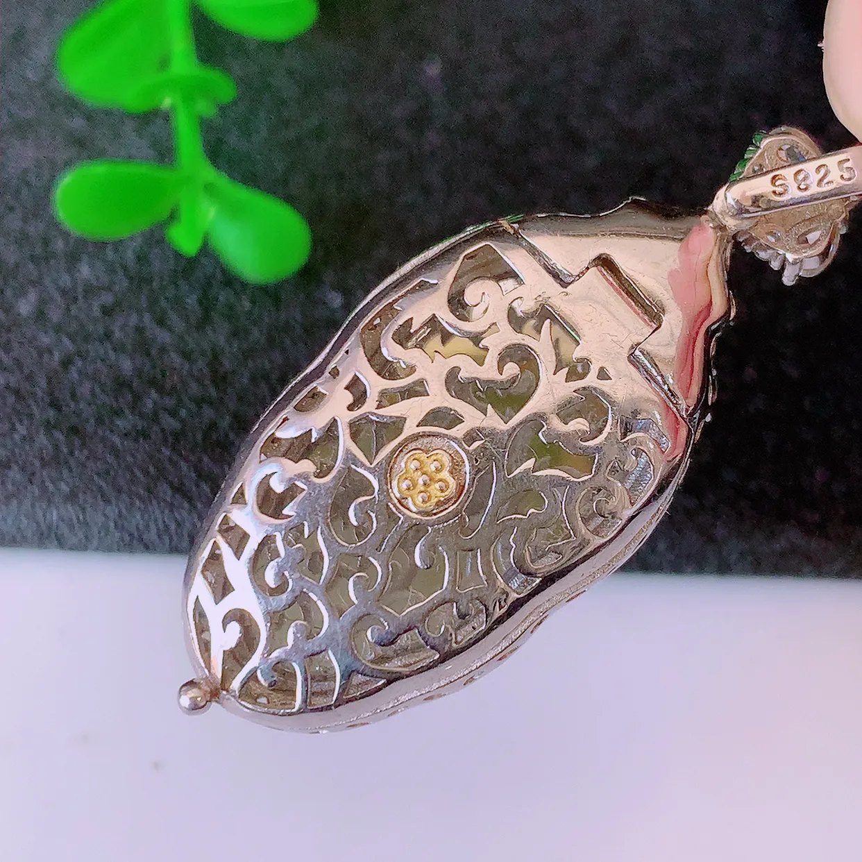 冰透满绿翡翠925银镶嵌叶子吊坠，自然光实拍，翠色灵动，颜色漂亮，种老水足，品相佳，佩戴佳品！#97.15整体40-16.8-7.8裸石23.5*14.5