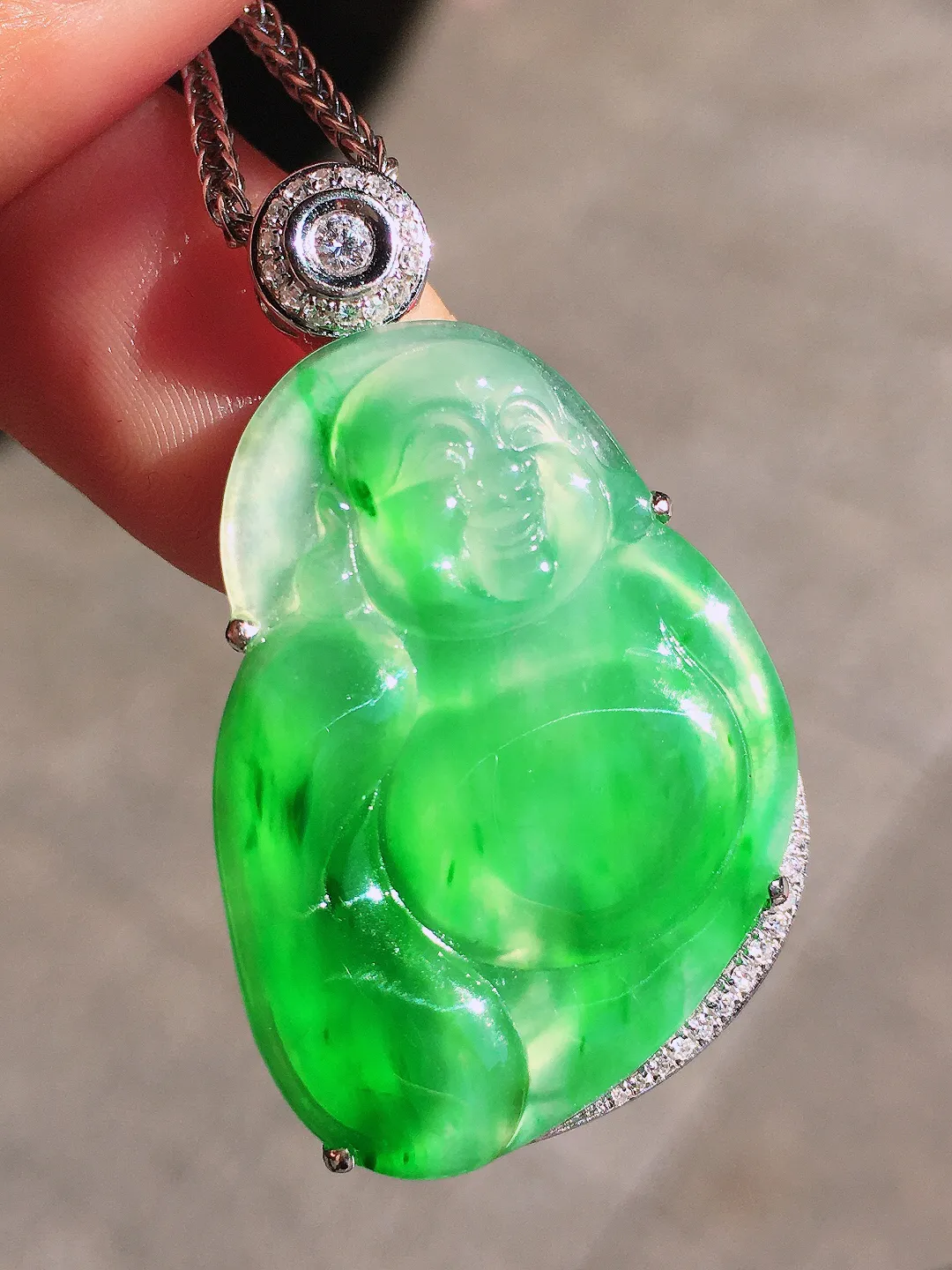 阳绿佛公吊坠，色泽艳丽，玉质细腻，荧光感超
强，饱满圆润，尽显优雅气质，18k
金豪华镶嵌