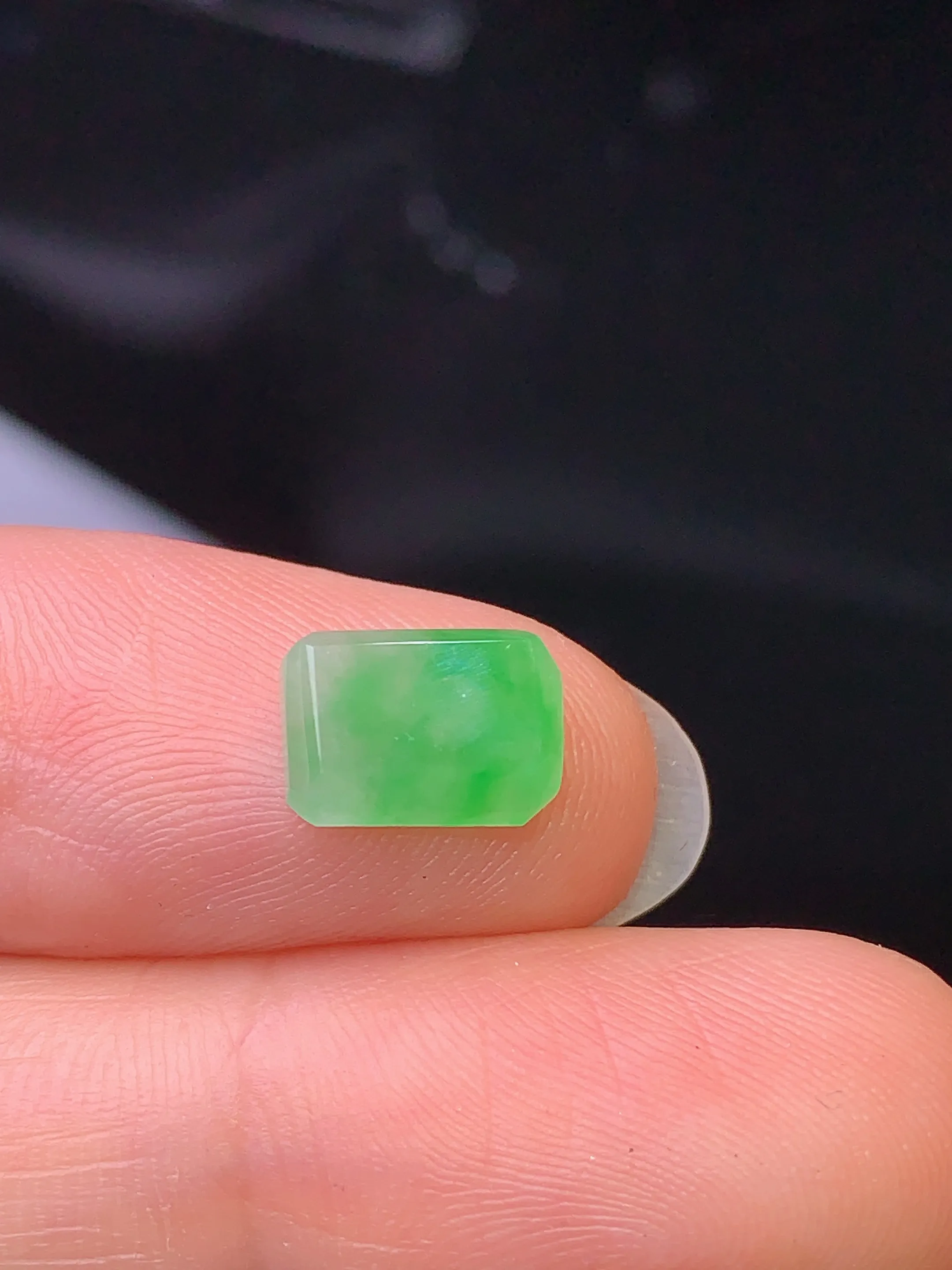 镶嵌款 翠绿马鞍界面 玉质细腻 色泽清新艳丽 整体尺寸6.2*8.8*2.5