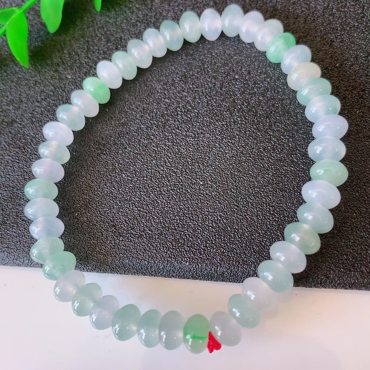 自然光实拍，冰种飘绿翡翠手串手链，种老水足，冰清玉润  颜色漂亮  #46.15取一尺寸6.2