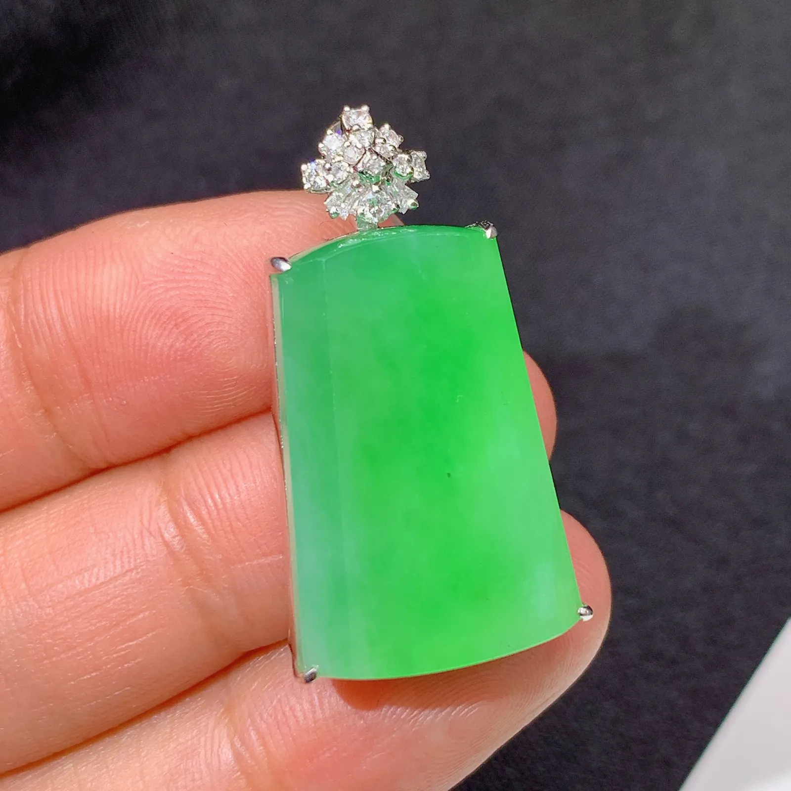 甜绿无事牌吊坠，18k金镶嵌，冰润色阳，种老水足 Cj 尺寸31.5*17.3*7.7