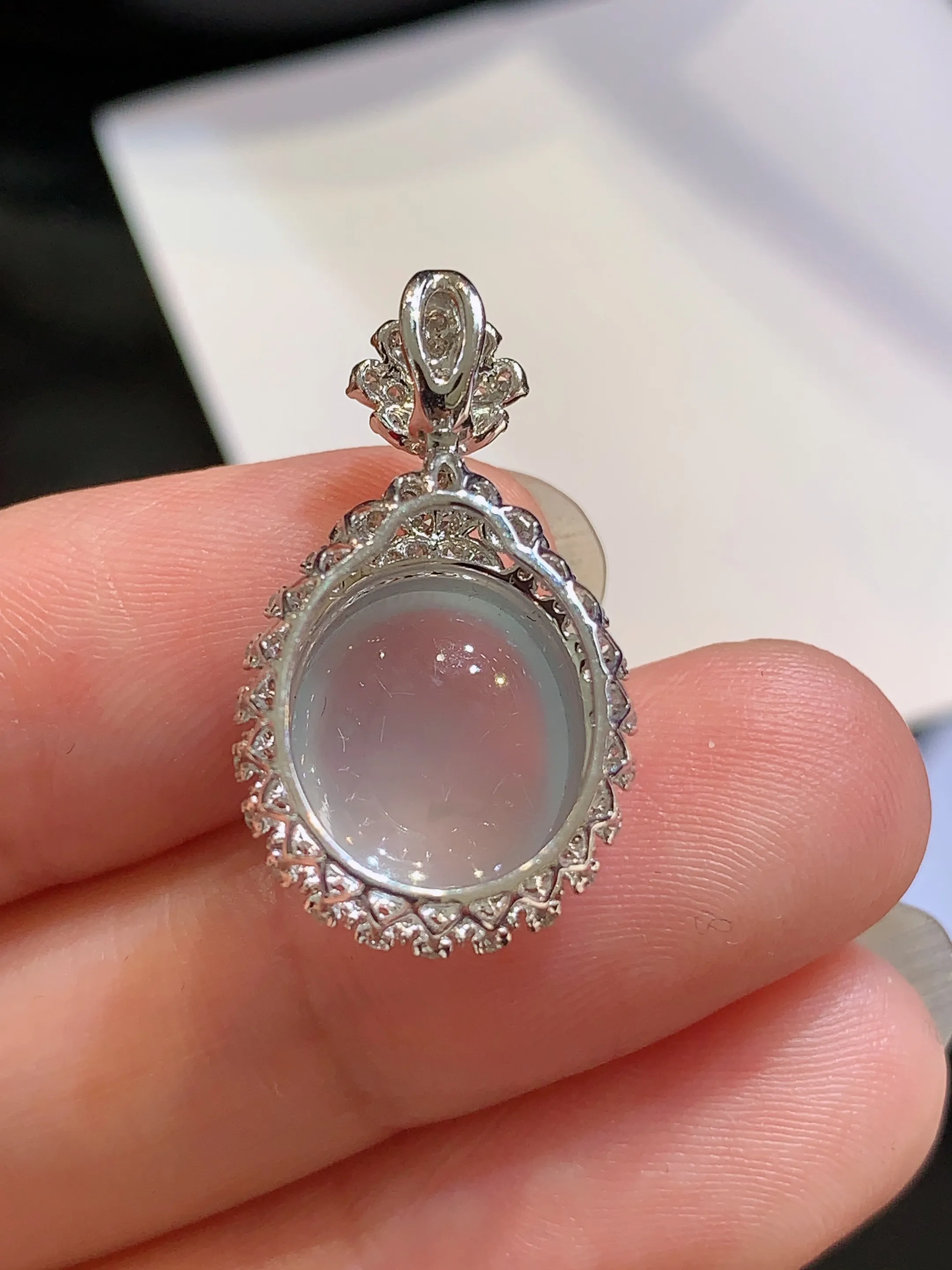 18k金钻镶嵌冰种蛋面吊坠 玉质细腻 色泽清新艳丽 整体尺寸24.6*14*9