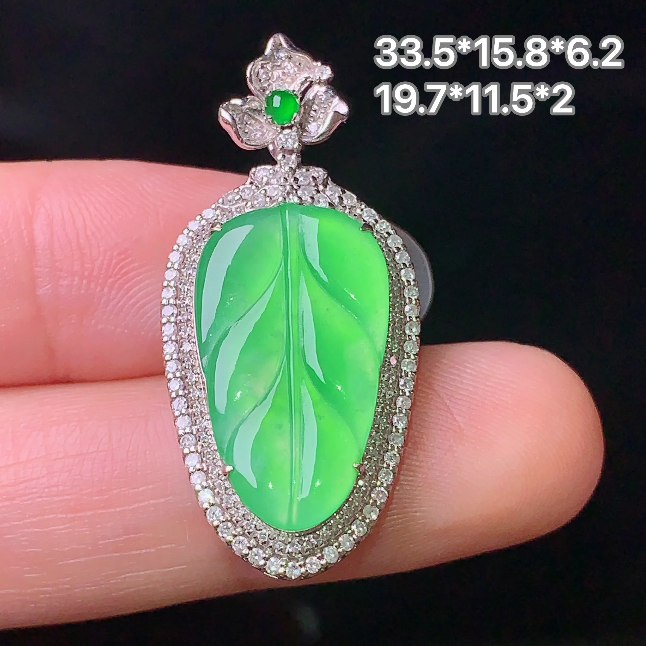 18k金钻镶嵌翠绿树叶吊坠 玉质细腻 色泽清新艳丽 整体尺寸33.5*15.8*6.2