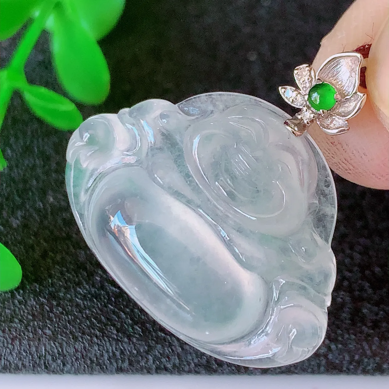 自然光实拍，18K金镶嵌冰种翡翠佛公吊坠，冰透饱满， 佛公亦保平安，寓意有福（佛公）相伴，品相佳，配