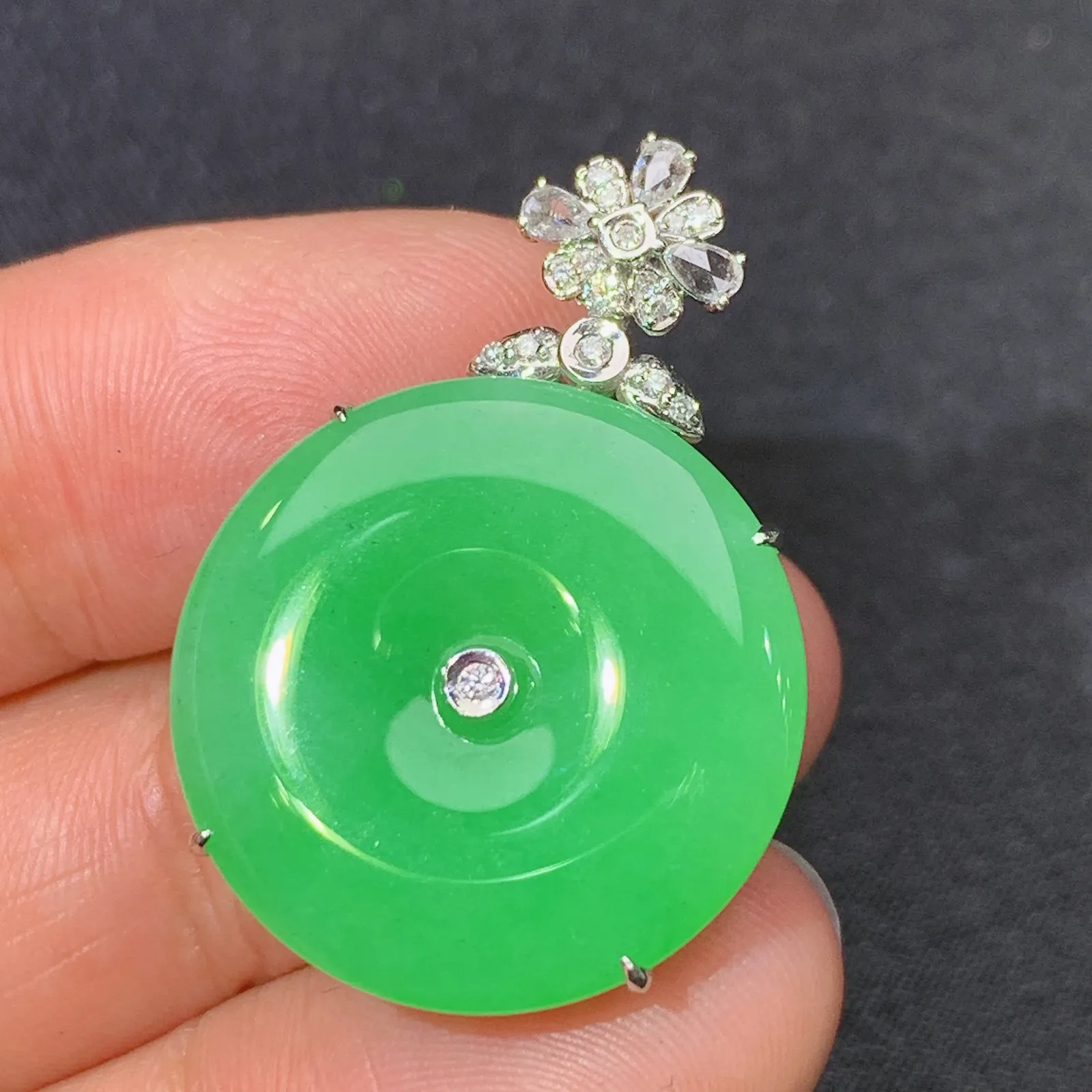 甜阳绿平安扣吊坠，18k金镶嵌，冰润色阳，玉质细腻，种水足 尺寸38.2*21.1*5.6