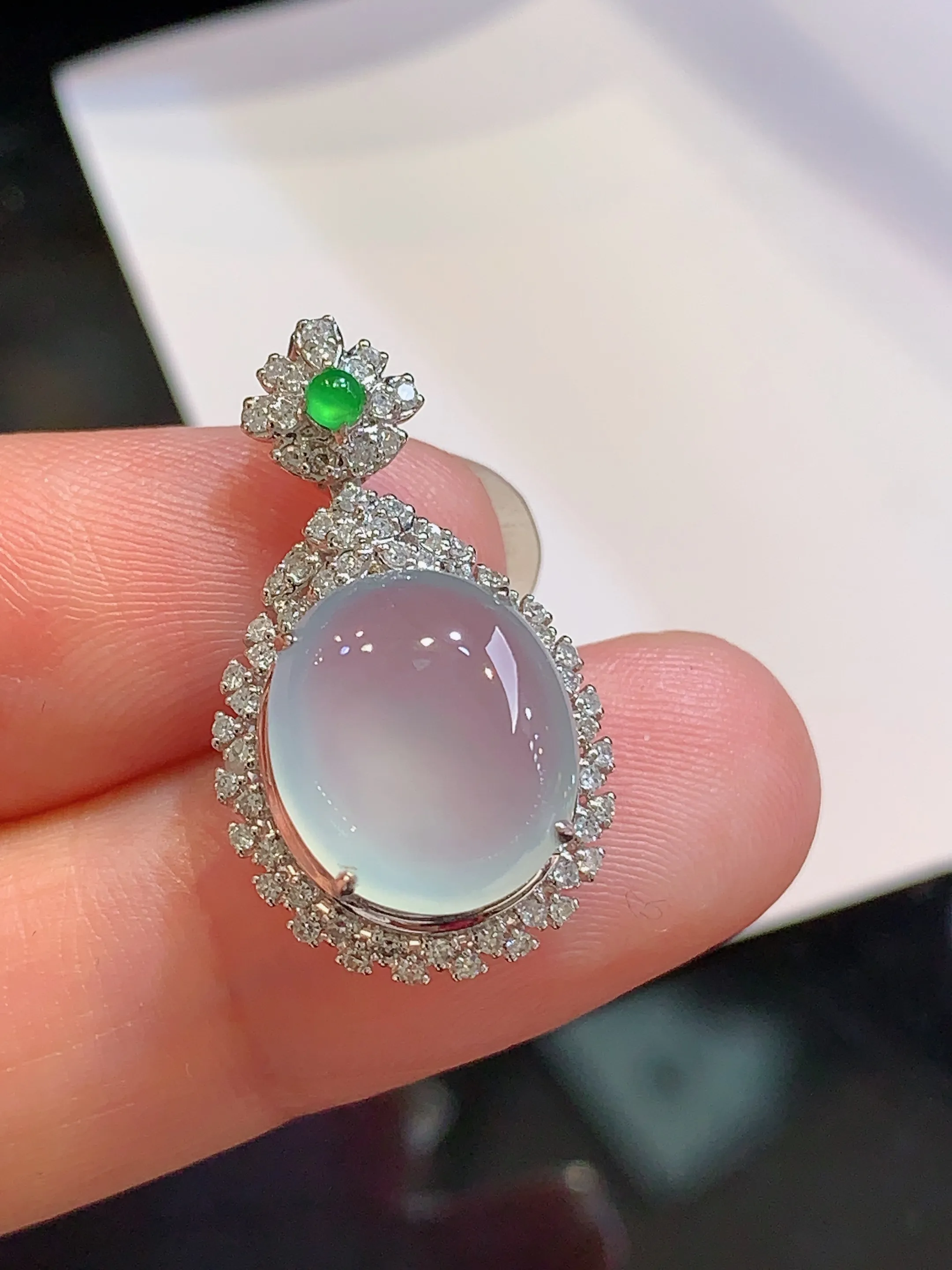 18k金钻镶嵌冰种蛋面吊坠 玉质细腻 色泽清新艳丽 整体尺寸24.6*14*9