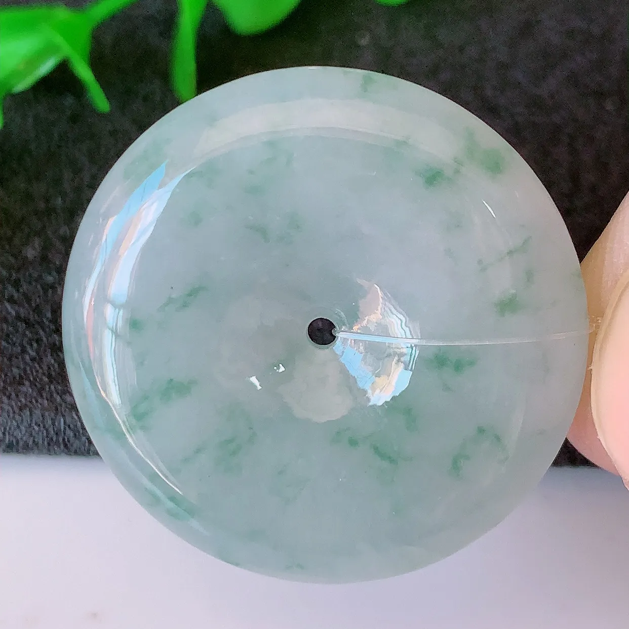 自然光实拍，冰飘花翡翠平安扣吊坠，翠色灵动，种老水足，寓意好，品相佳，佩戴佳品！#49.15