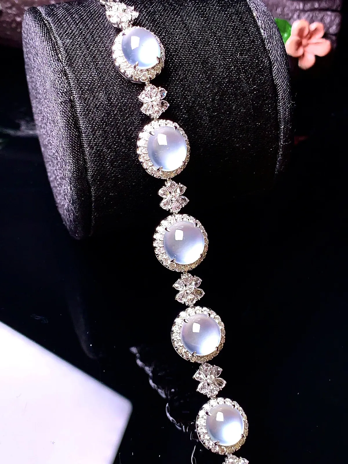 18k金钻镶嵌冰种蛋面手链 玉质细腻 色泽清新艳丽 整体尺寸96.6*11*8.2