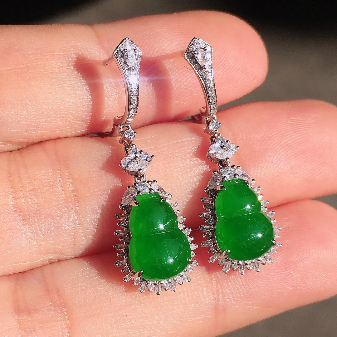 阳绿葫芦耳坠，色泽均匀艳丽，玉质细腻，荧光感超
强，饱满圆润，尽显优雅气质，18k
金豪华镶嵌