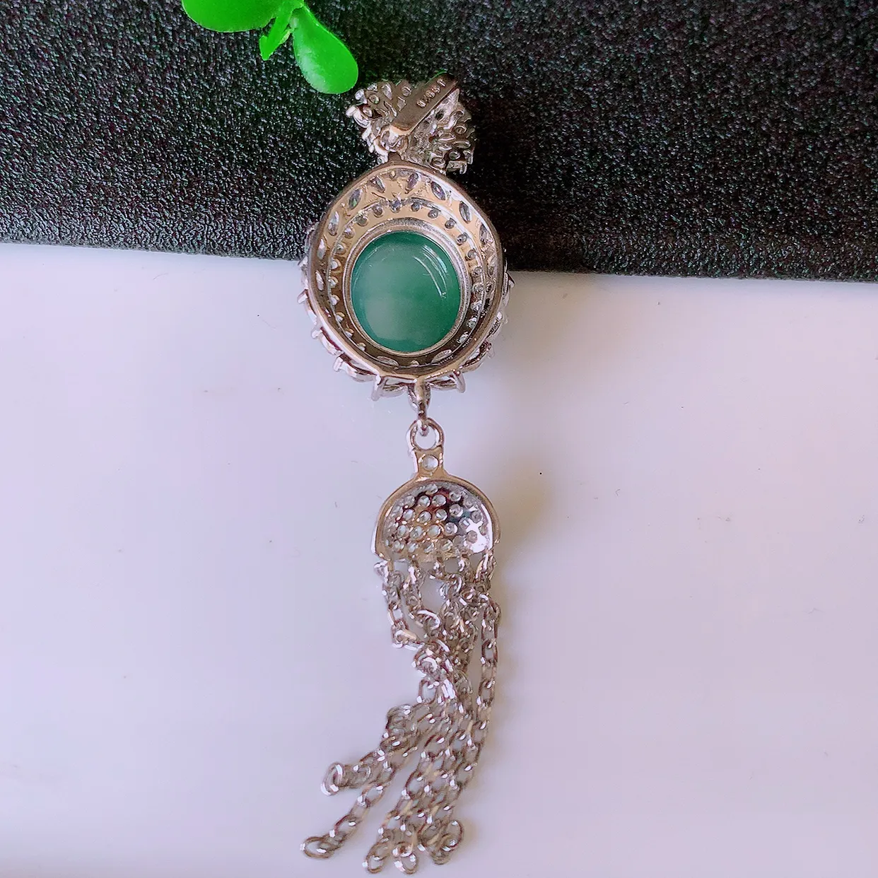 冰透满绿翡翠925银镶嵌蛋面吊坠，自然光实拍，翠色灵动，颜色漂亮，种老水足，品相佳，佩戴佳品！#97.15整体72.5-16.5*9.5裸石12*9.6