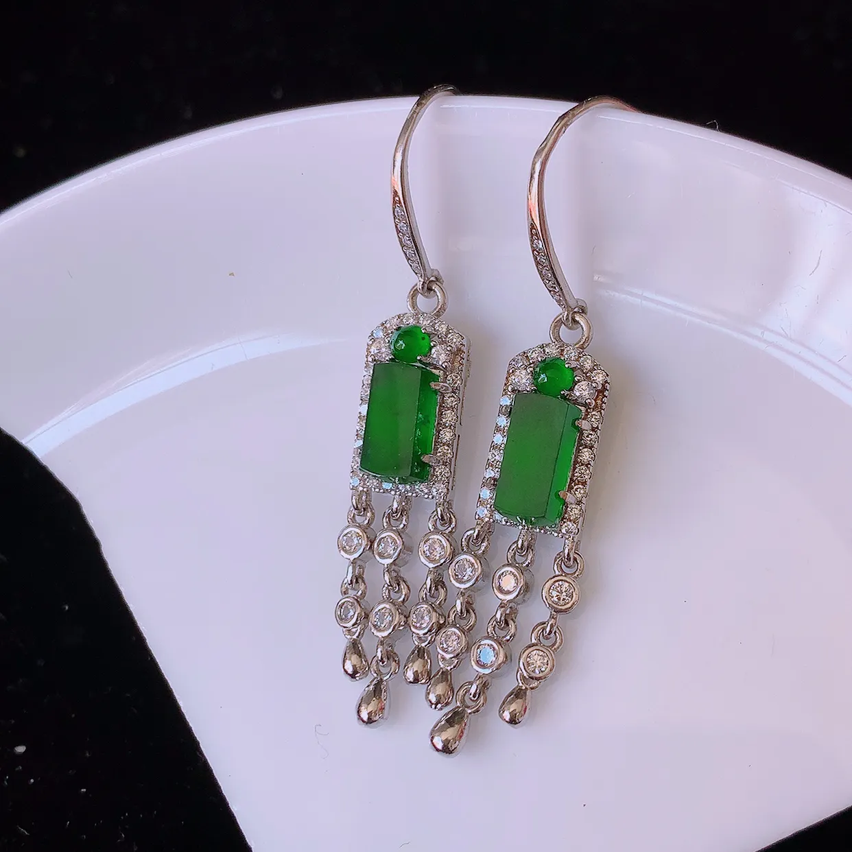 冰透满绿翡翠925银镶嵌耳坠，自然光实拍，翠色灵动，颜色漂亮，种老水足，品相佳，佩戴佳品！#97.15整体46*7.5*5.8裸石8.5*4.5