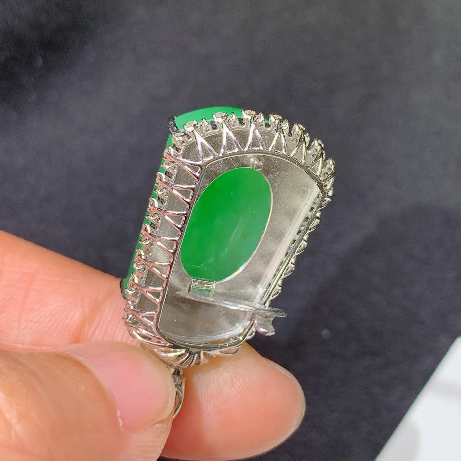 甜绿无事牌吊坠，18k金镶嵌，冰润色阳，种老水足 尺寸32.2*17.3*8.9