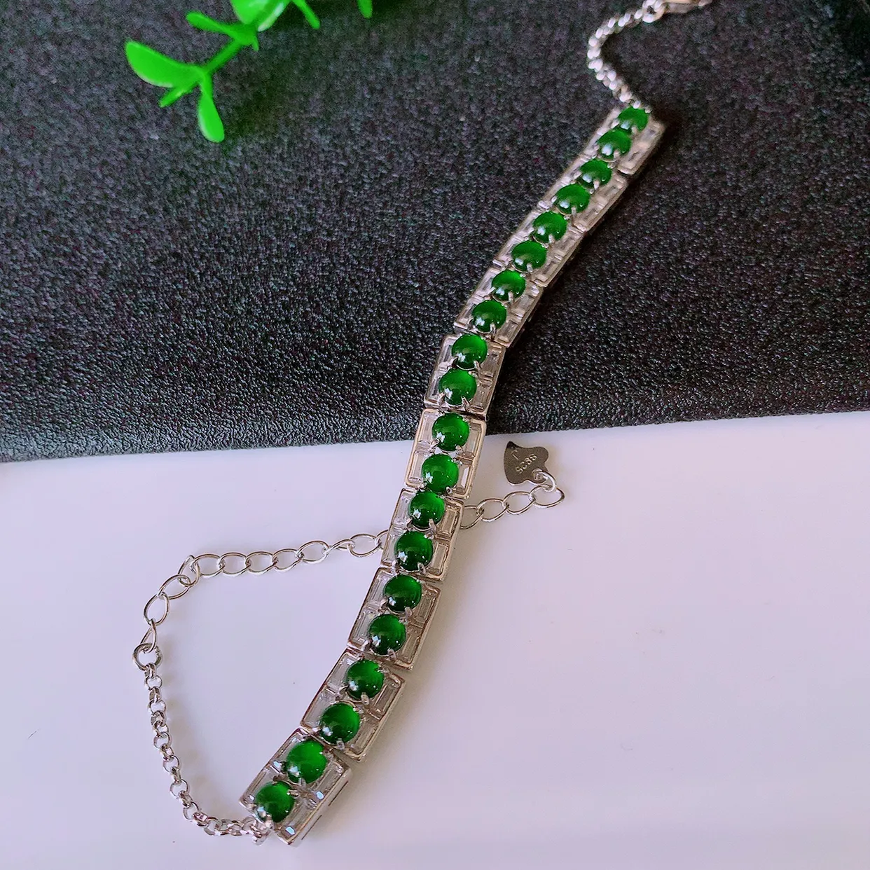 冰透满绿翡翠925银镶嵌手链，自然光实拍，翠色灵动，颜色漂亮，种老水足，品相佳，佩戴佳品！#97.15取一整体8*6.5*4.5裸石3.5*3.5