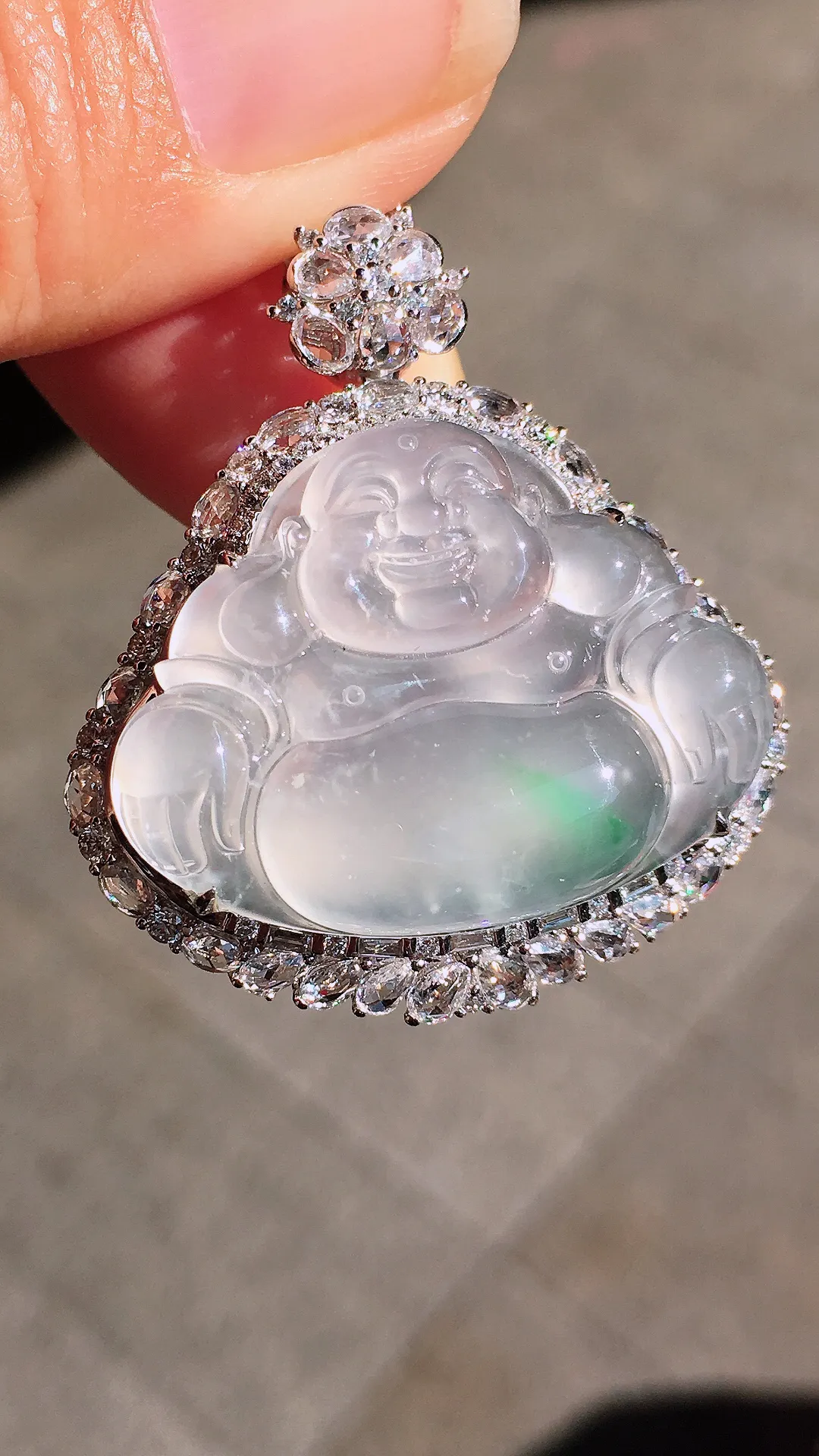 冰飘绿佛公吊坠，色泽艳丽，玉质细腻，荧光感超
强，饱满圆润，尽显优雅气质，18k
金豪华镶嵌