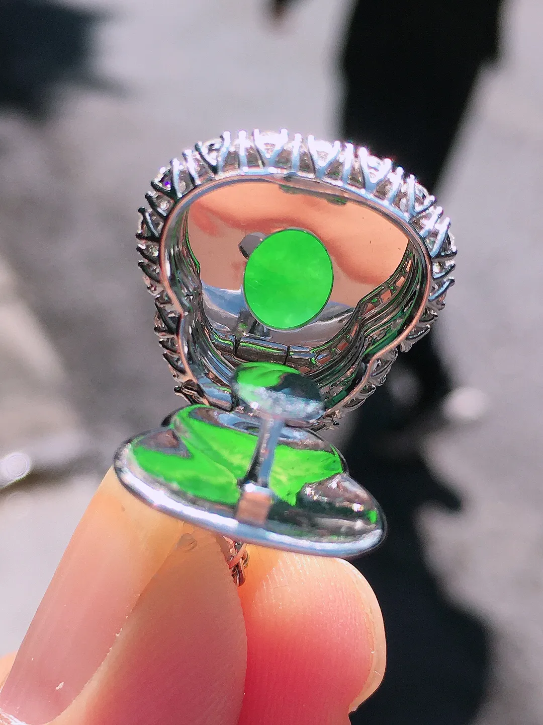 阳绿葫芦吊坠，色泽均匀艳丽，玉质细腻，荧光感超
强，饱满圆润，尽显优雅气质，18k
金豪华镶嵌