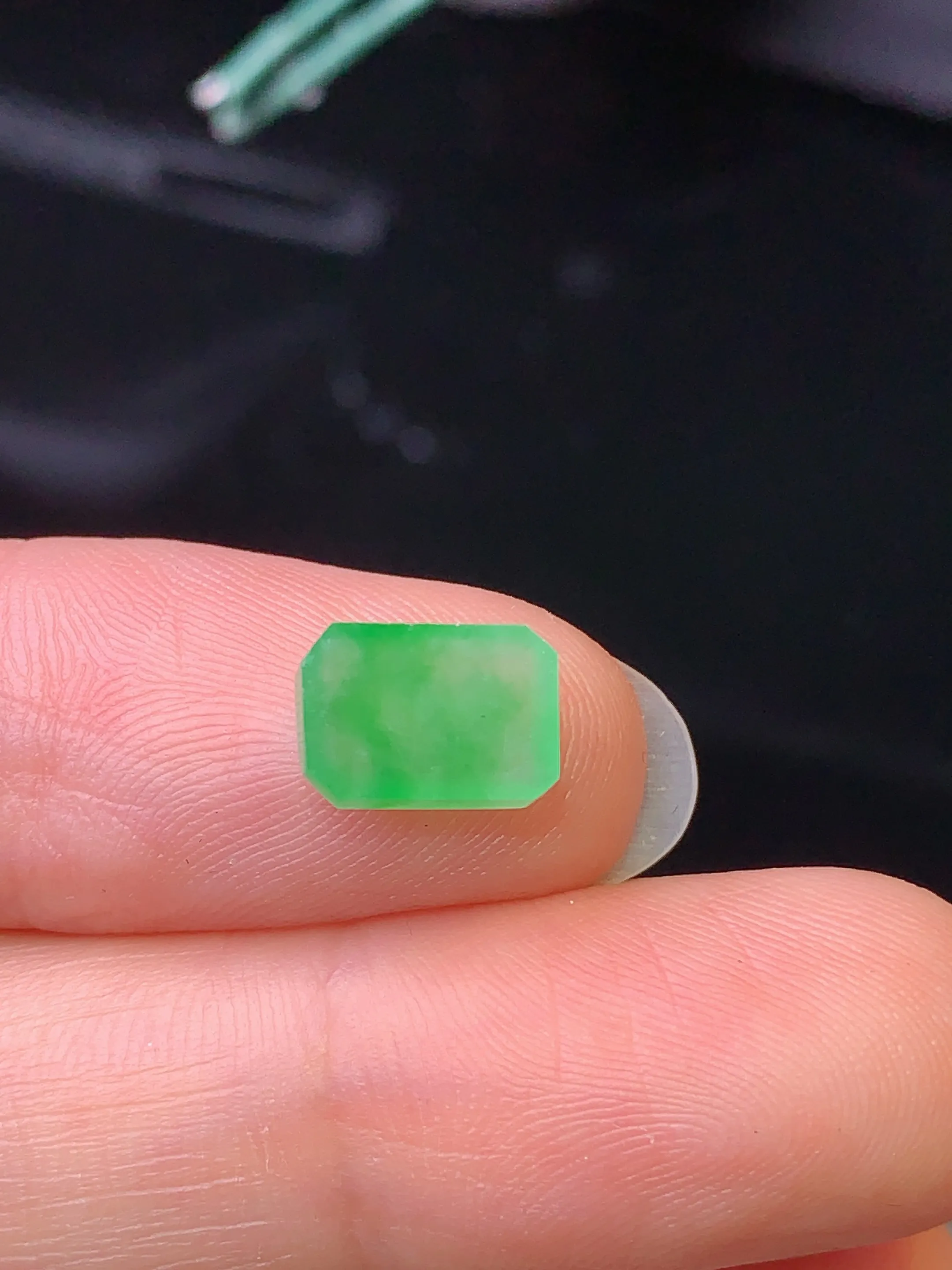 镶嵌款 翠绿马鞍界面 玉质细腻 色泽清新艳丽 整体尺寸6.2*8.8*2.5