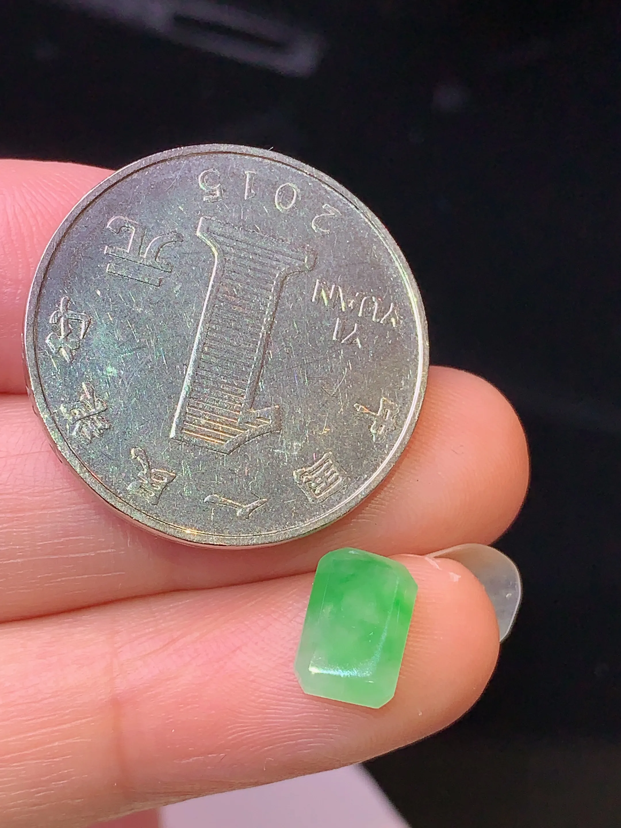 镶嵌款 翠绿马鞍界面 玉质细腻 色泽清新艳丽 整体尺寸6.2*8.8*2.5