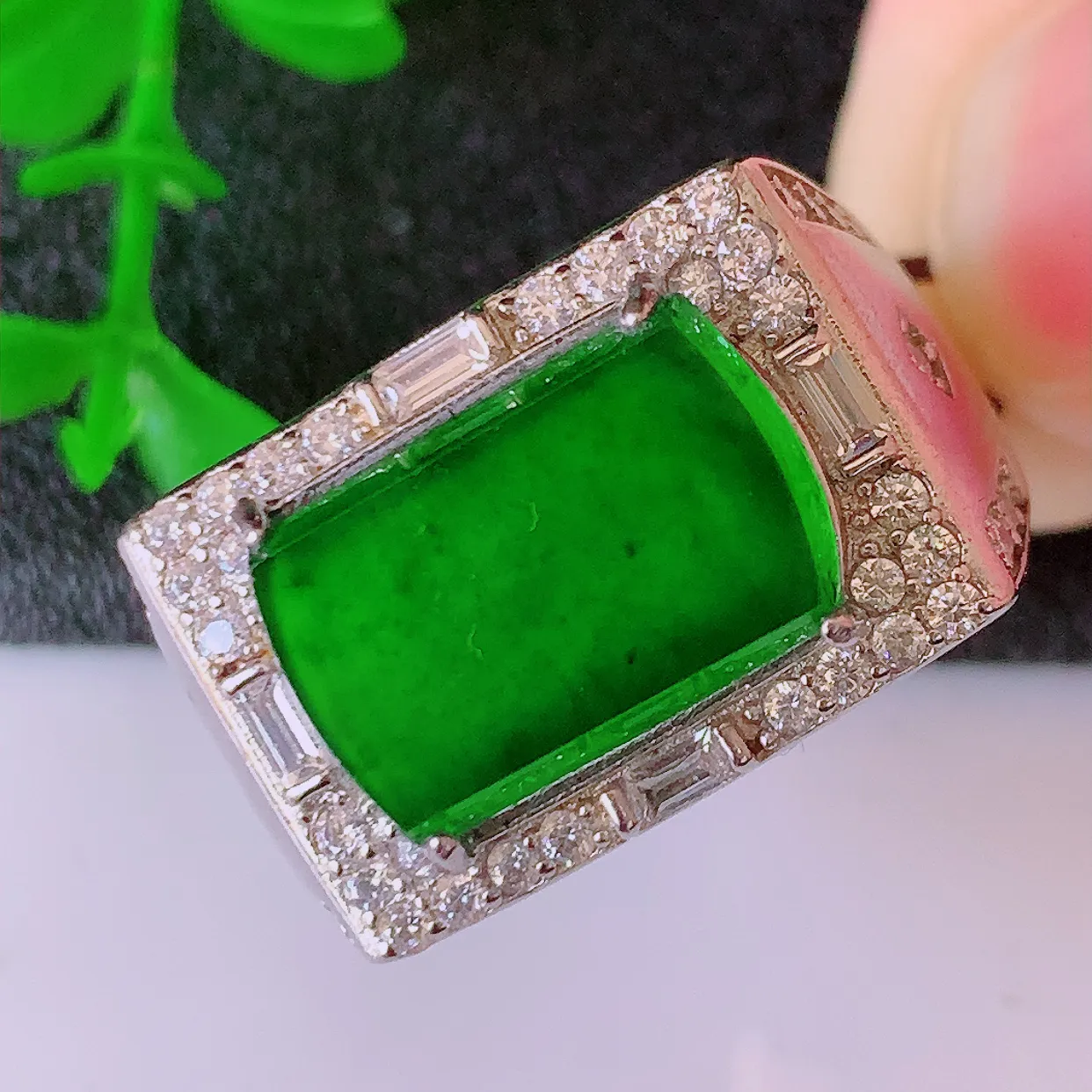 冰透满绿翡翠925银镶嵌马鞍戒面，自然光实拍，翠色灵动，颜色漂亮，种老水足，品相佳，佩戴佳品！#97.15整体27*19.2*6.5裸石14-9.5