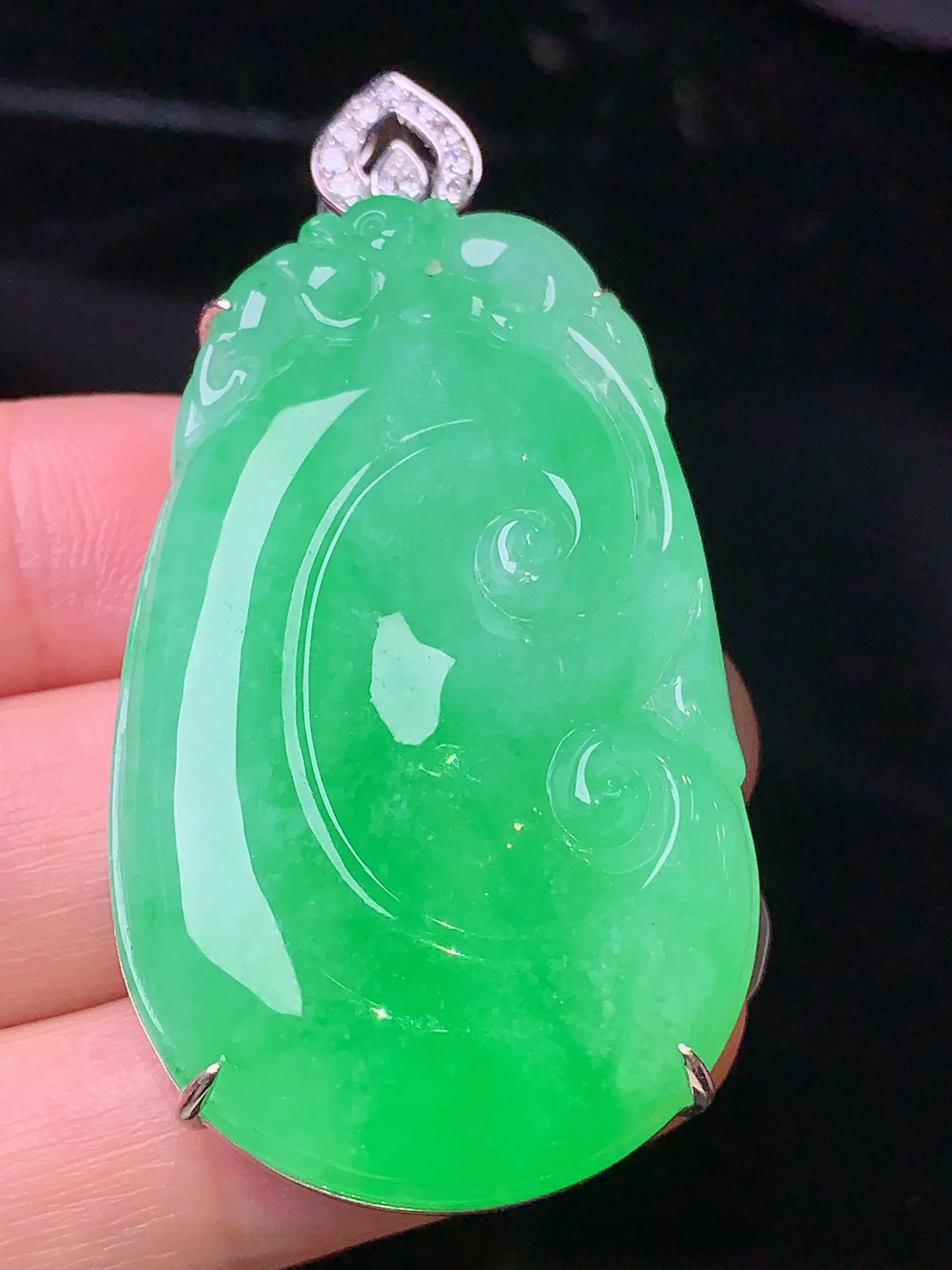 18k金钻镶嵌翠绿如意吊坠 玉质细腻 色泽清新艳丽 整体尺寸55.8*27.5*8.8