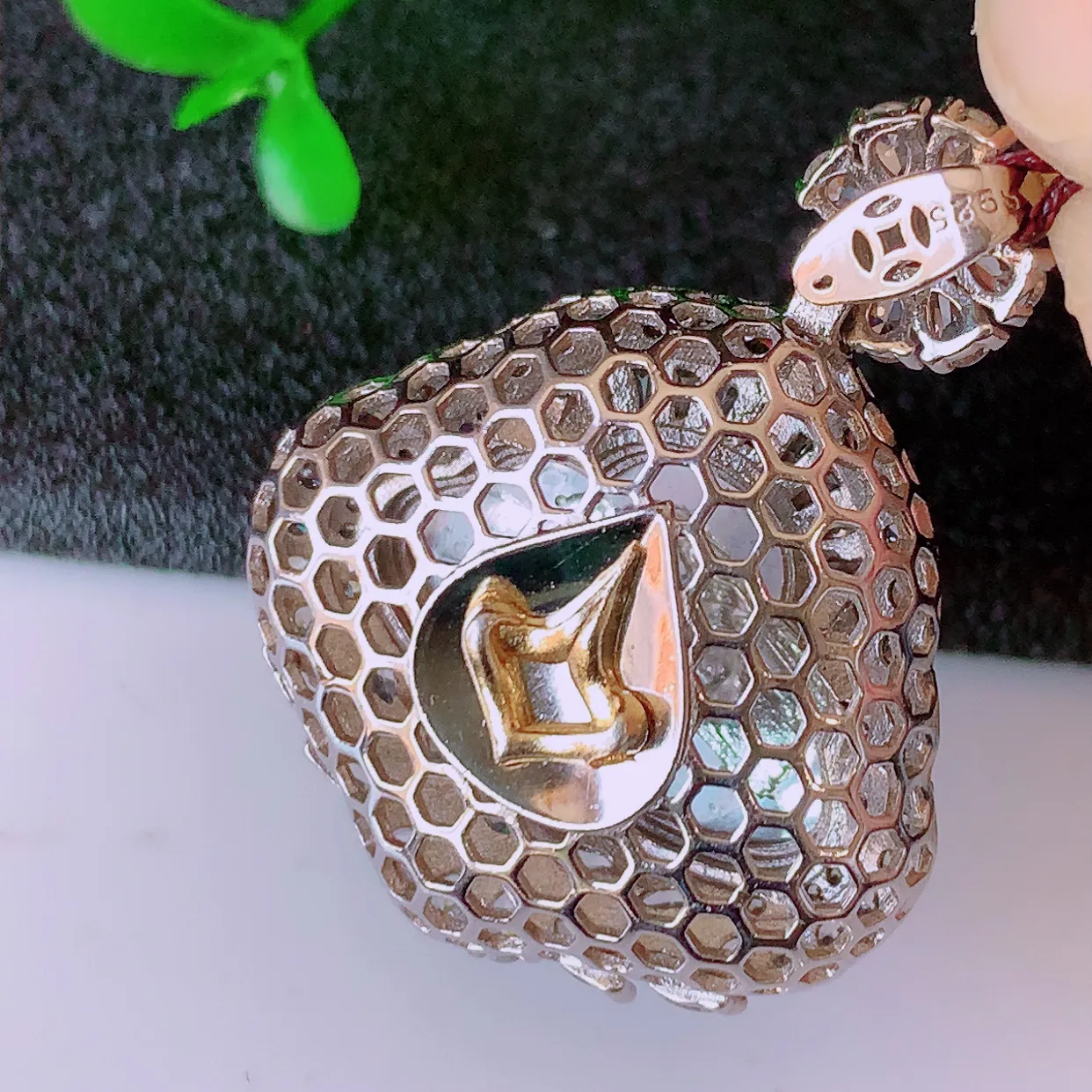 冰透满绿翡翠925银镶嵌佛公吊坠，自然光实拍，翠色灵动，颜色漂亮，种老水足，品相佳，佩戴佳品！#97.15整体34.2*26.5*12.5裸石20*15