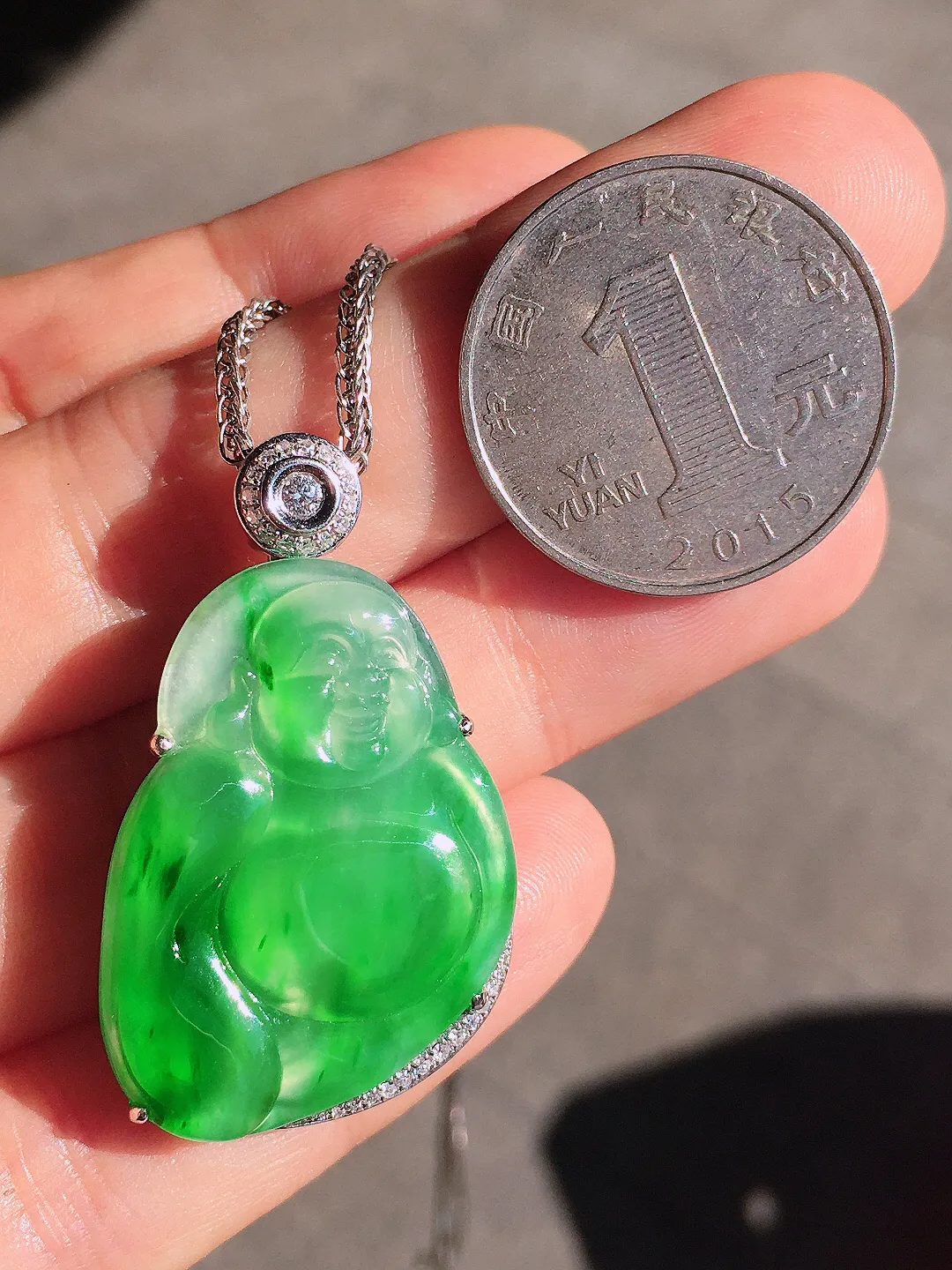 阳绿佛公吊坠，色泽艳丽，玉质细腻，荧光感超
强，饱满圆润，尽显优雅气质，18k
金豪华镶嵌