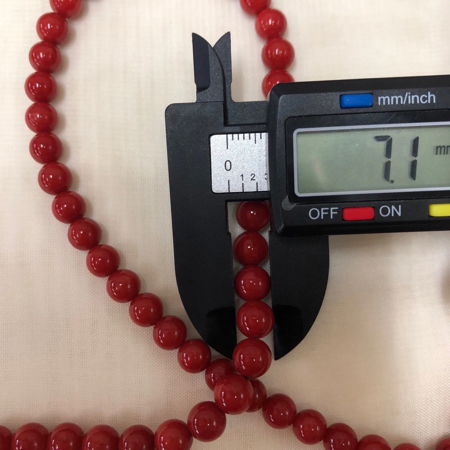 【牛血7mm圆珠红珊瑚108大佛珠串】传承精品！科西卡材料，西班牙产地。牛血红颜色，珠子直径7.1-6.2mm左右！108粒加佛头弟子珠共120粒，可作念佛珠串，每料珠子均为天然珊瑚，珊瑚自古就为佛教珍宝，大师，高僧的喜爱之物！可加持，可守护！深海千年有机宝石，重量为45.79克！