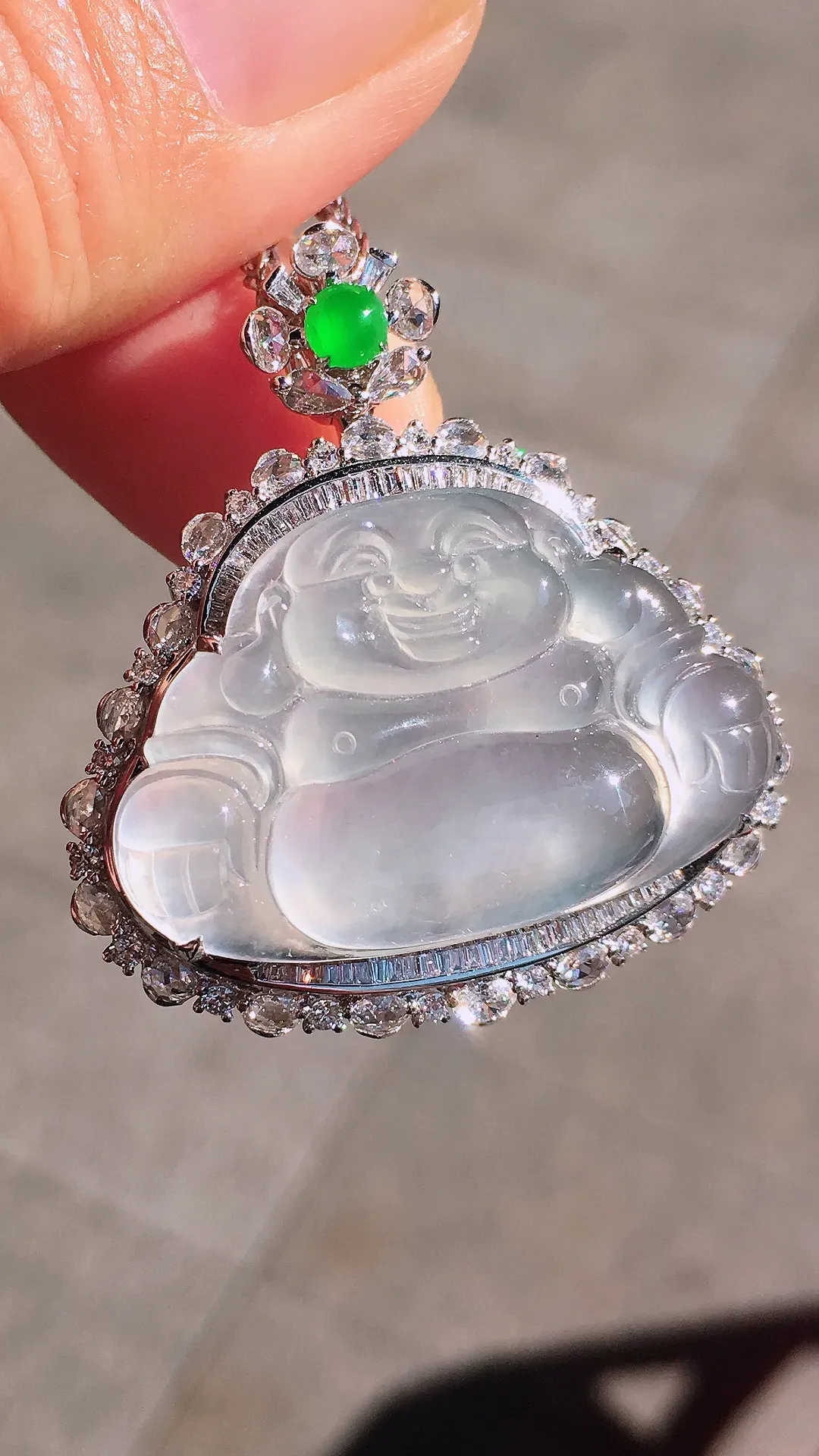 冰种佛公吊坠，玉质细腻，荧光感超
强，饱满圆润，尽显优雅气质，18k
金豪华镶嵌