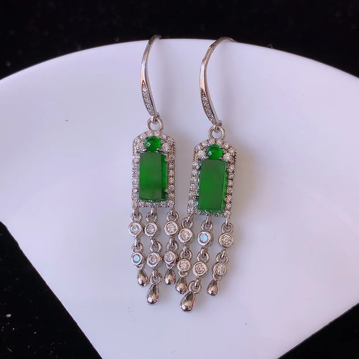 冰透满绿翡翠925银镶嵌耳坠，自然光实拍，翠色灵动，颜色漂亮，种老水足，品相佳，佩戴佳品！#97.1