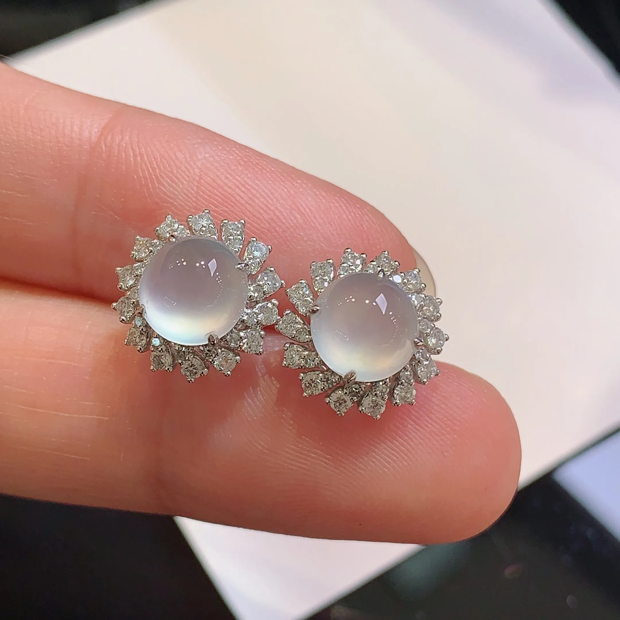 18k金钻镶嵌冰种蛋面耳钉 玉质细腻 色泽清新艳丽 整体尺寸11.2*7.5