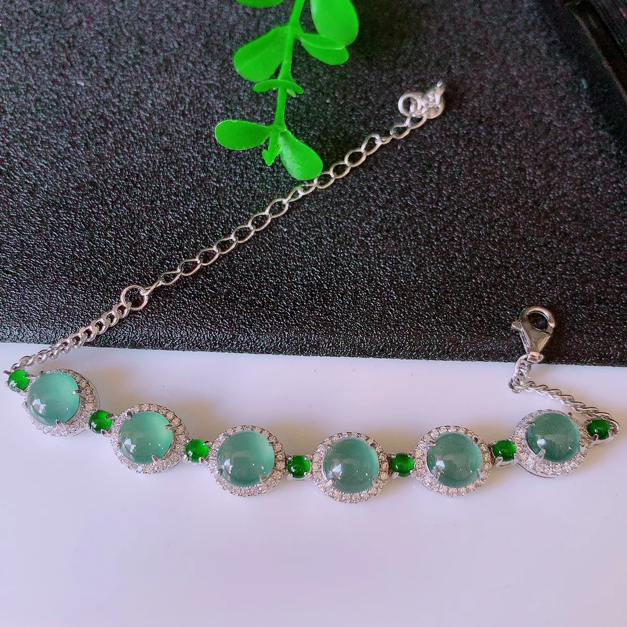 冰透满绿翡翠925银镶嵌手链，自然光实拍，翠色灵动，颜色漂亮，种老水足，品相佳，佩戴佳品！#97.1