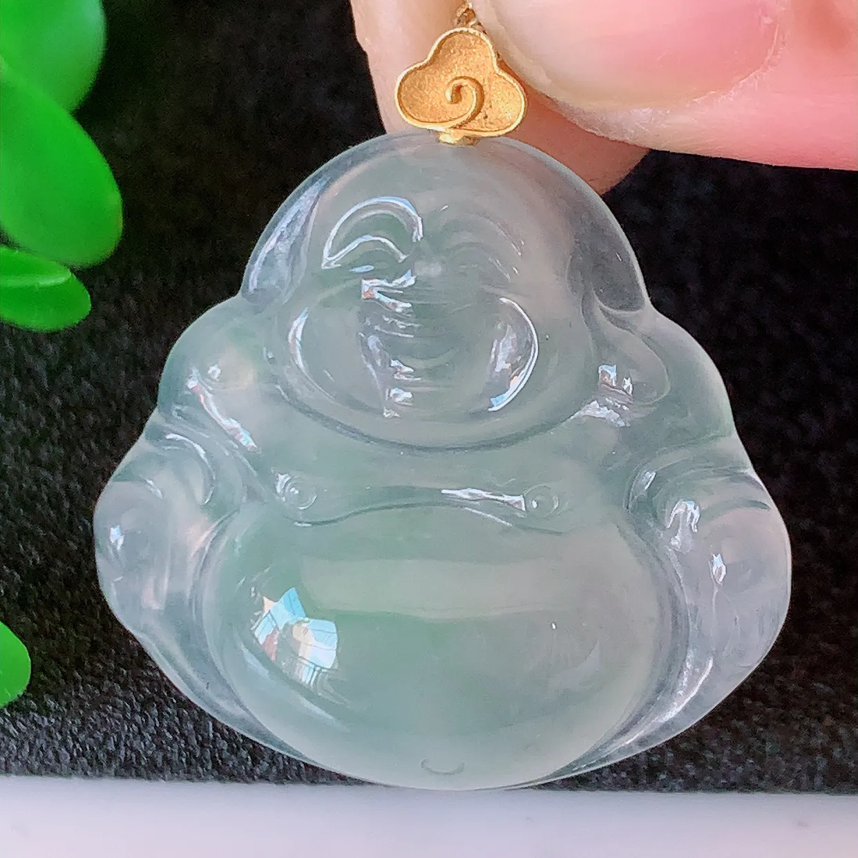 自然光实拍，18K金镶嵌冰种飘花翡翠佛公吊坠，饱满， 佛公亦保平安，寓意有福（佛公）相伴，品相佳，配