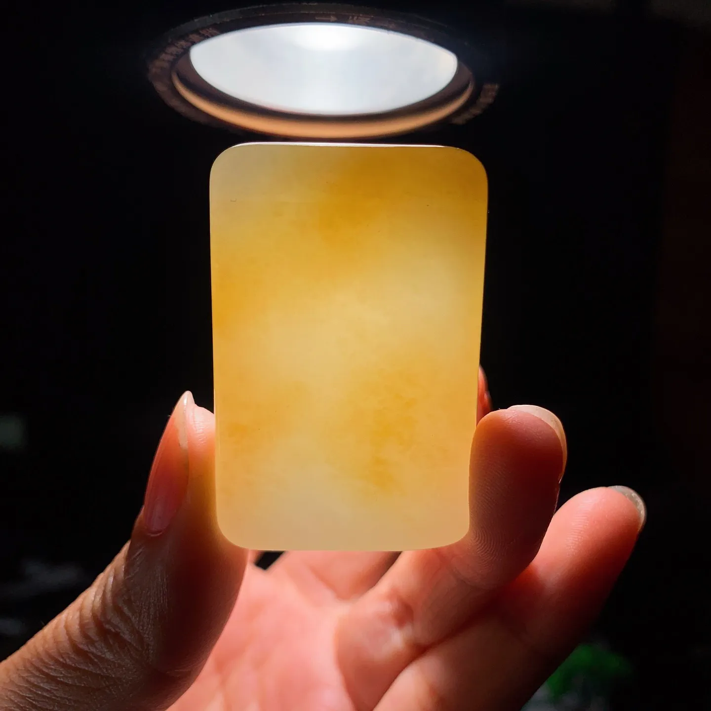 新疆和田玉且末糖平安无事牌挂件。尺寸46/30/9.5重36.5克。玉质细腻油润。手推出油。佩戴高端典雅。lt251115