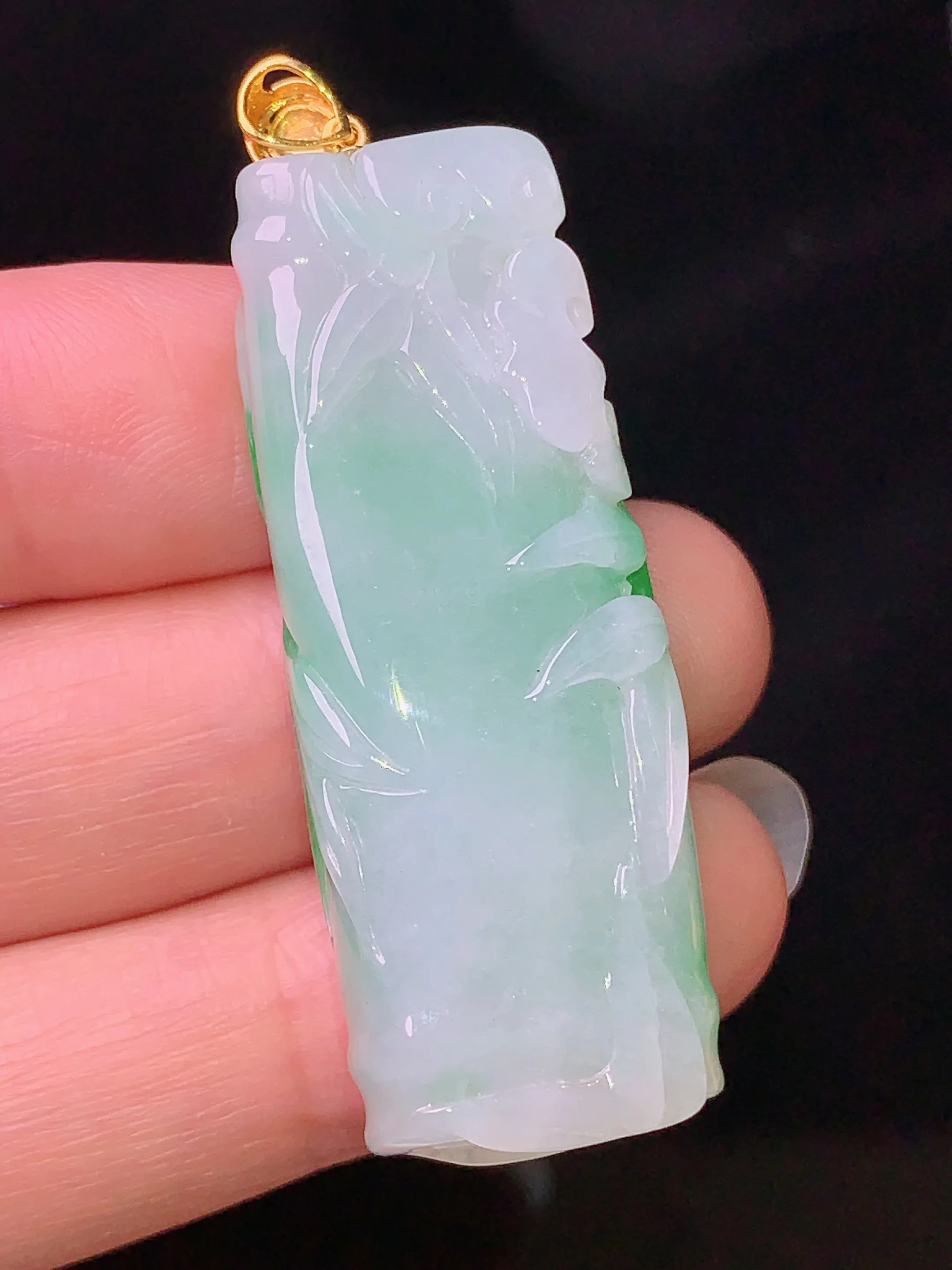 18k金镶嵌飘绿竹吊坠 玉质细腻 色泽清新艳丽 整体尺寸49.8*16.8*9.3