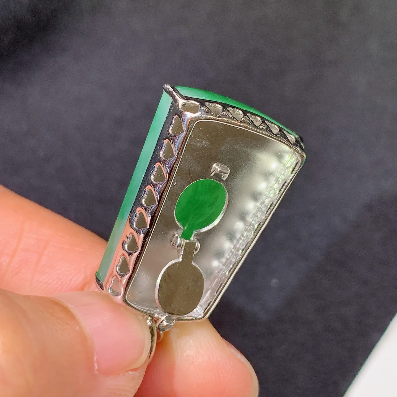 甜绿无事牌吊坠，18k金镶嵌，冰润色阳，种老水足 Cj 尺寸31.5*17.3*7.7