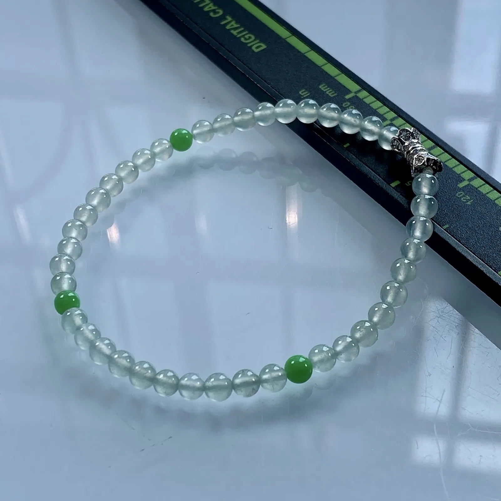 缅甸天然翡翠A货，卡4.2高冰种起光起胶双彩小圆珠手串手链，尺寸：4.2mm/43颗，重量：6.12g