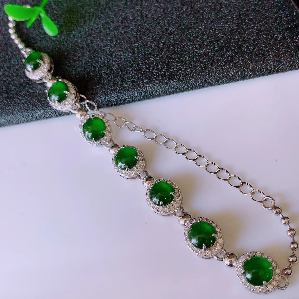 冰透满绿翡翠925银镶嵌手链，自然光实拍，翠色灵动，颜色漂亮，种老水足，品相佳，佩戴佳品！#97.15取一整体8.8*7.5*5.2裸石5.5*5.5