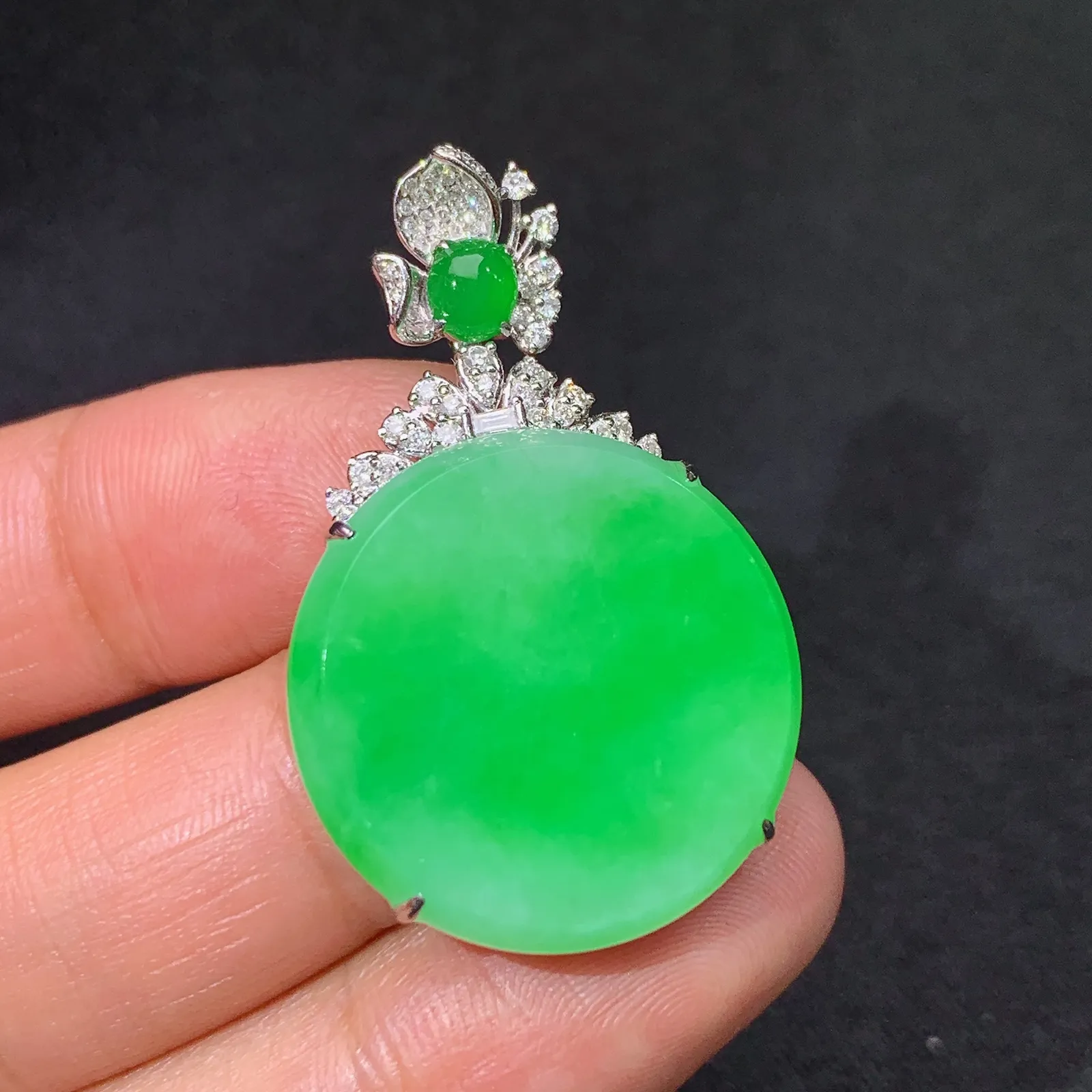 阳绿圆牌吊坠，18k金镶嵌，色泽鲜阳，冰润细腻，种水足 尺寸35.4*22.5*7.1