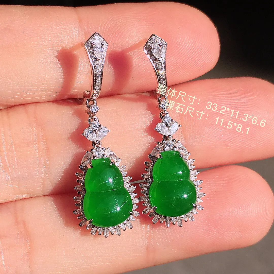 阳绿葫芦耳坠，色泽均匀艳丽，玉质细腻，荧光感超
强，饱满圆润，尽显优雅气质，18k
金豪华镶嵌