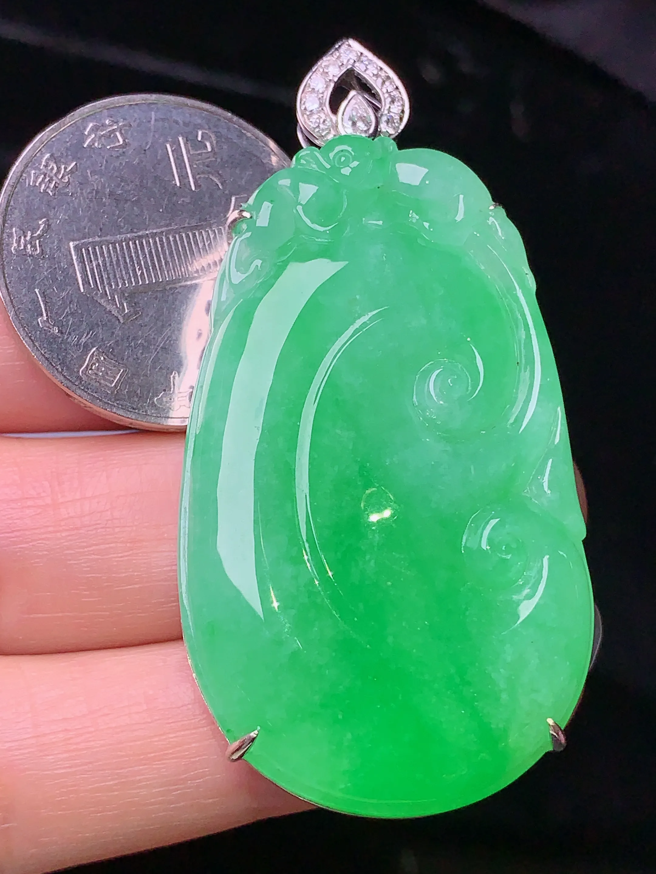 18k金钻镶嵌翠绿如意吊坠 玉质细腻 色泽清新艳丽 整体尺寸55.8*27.5*8.8