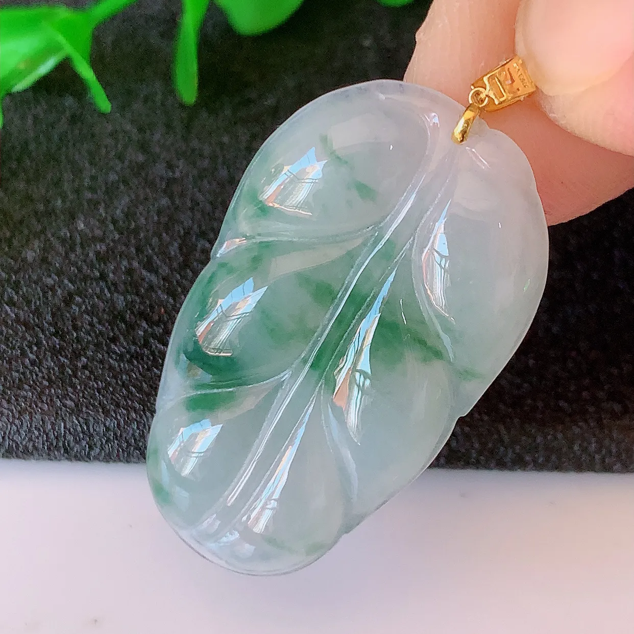 18K金镶嵌冰种飘花翡翠叶子吊坠 ，种水足，色泽清新，工艺精湛，叶子寓意美好；金枝玉叶，事业有成。#49.15