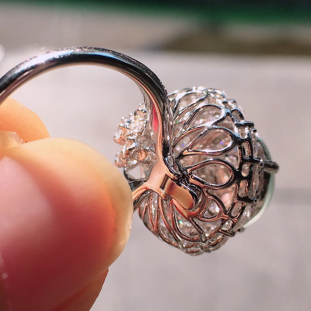 玻璃种蛋面戒指/吊坠两用款，色泽均匀艳丽，玉质细腻，荧光感超
强，饱满圆润，尽显优雅气质，18k
金豪华镶嵌