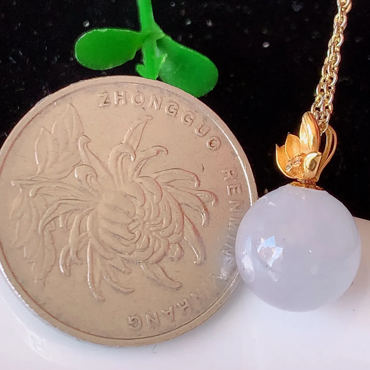 18K金镶嵌冰种翡翠转运珠吊坠，寓意“时来运转，财源滚滚” 寓意佳，荧光灼灼，转运珠佩戴时尚优雅！#1.15